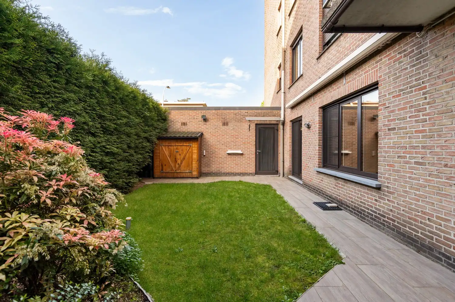 Uniek gelijkvloers appartement met 3 slaapkamers, inpandige garagebox met oprit alsook inpandige staanplaats en tuin in Borsbeek. foto 17