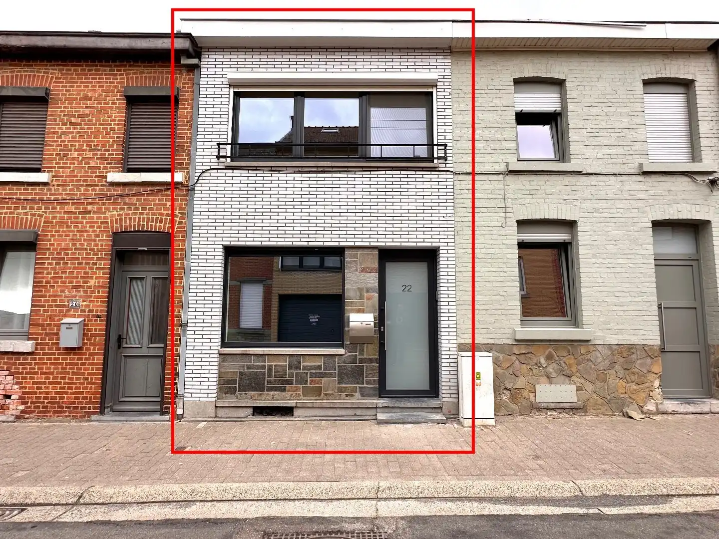 Volledig gerenoveerde woning met garage en tuin in hartje Tongeren! foto {{pictureIndex}}