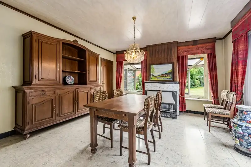 Hooglede-centrum. Charmante | ruime | half open bebouwing op 740m2 met > 4 slaapkamers, apart bijgebouw van +/- 60m2. Ideaal voor gezinnen / extra polyvalente ruimtes, ideaal gelegen. foto 5