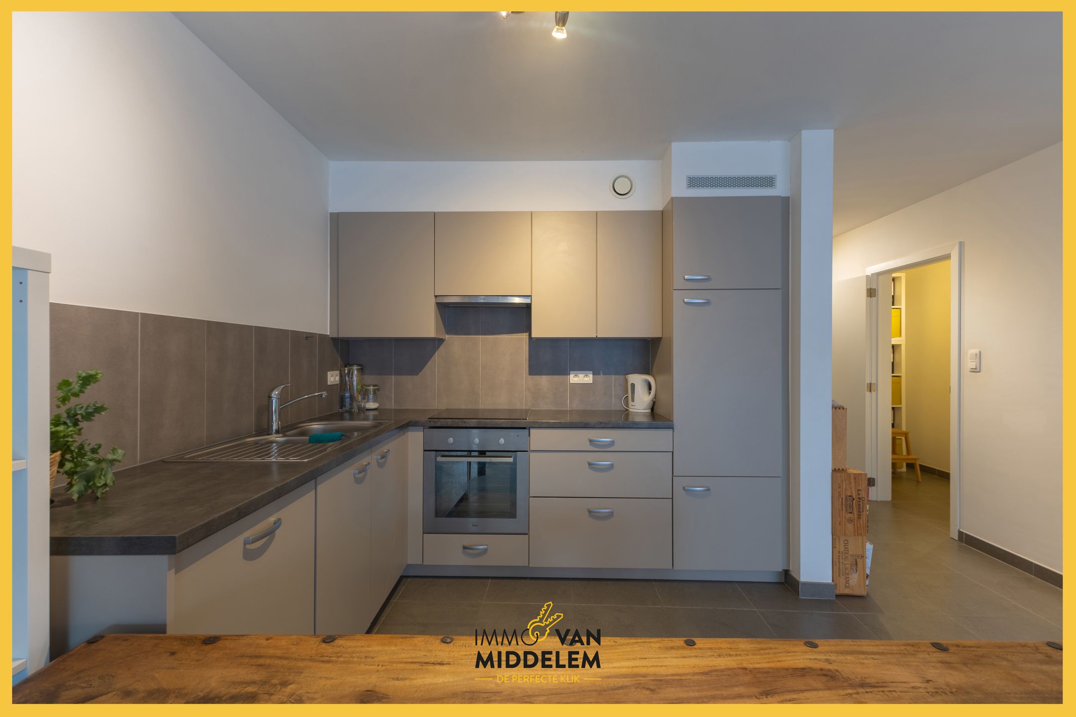 INSTAPKLAAR GELIJKVLOERS 2-KAMER APPARTEMENT, CENTRUM ESSENE foto 5
