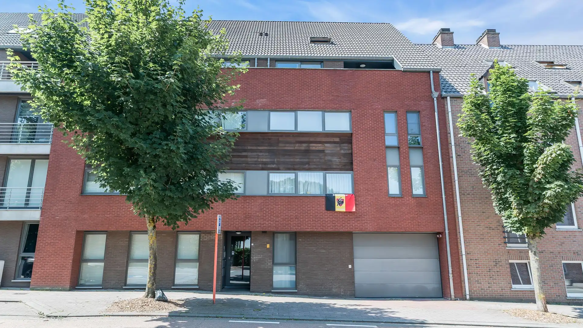 Ruim en instapklaar appartement met 3 slpkrs vlakbij Genk centrum foto {{pictureIndex}}