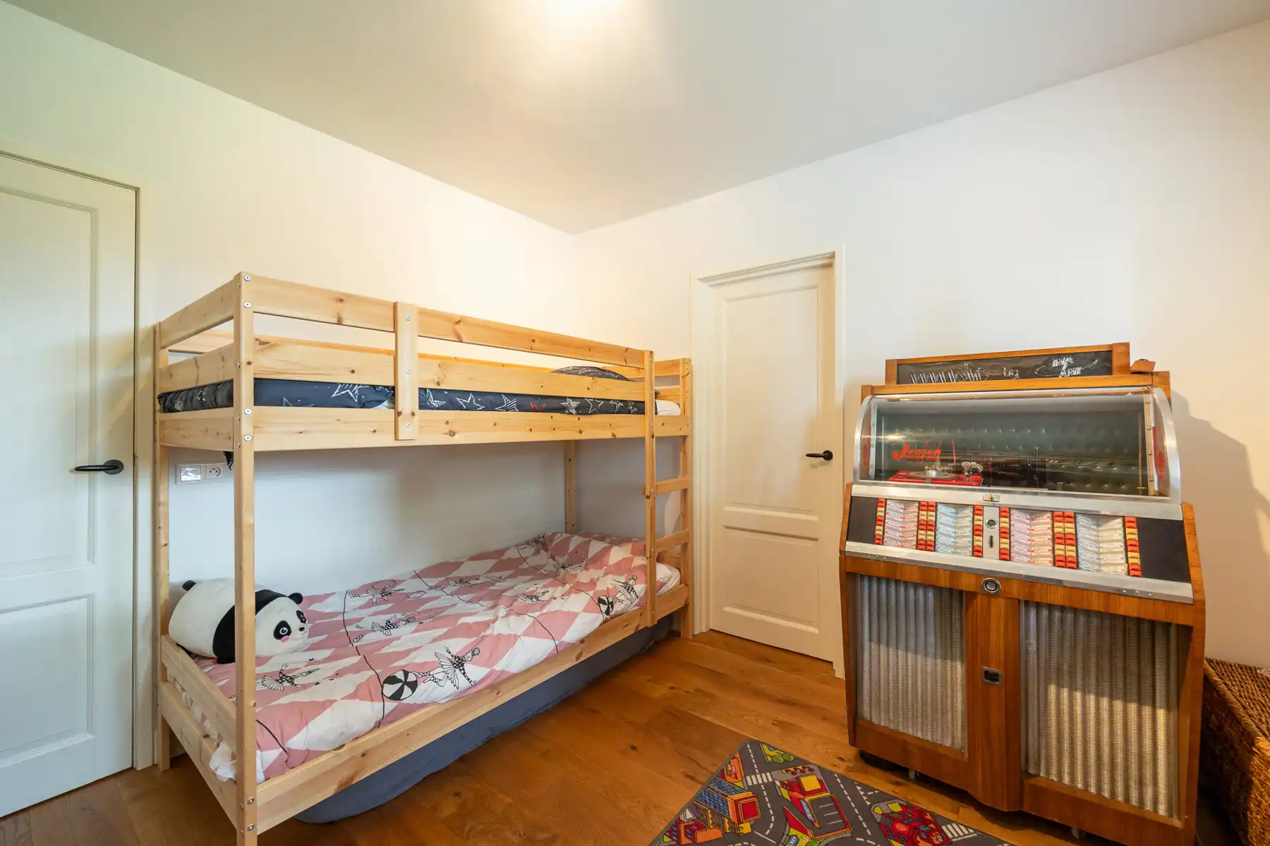 Gerenoveerde gezinswoning met zonrijke tuin op ca 1.081 m². foto 7