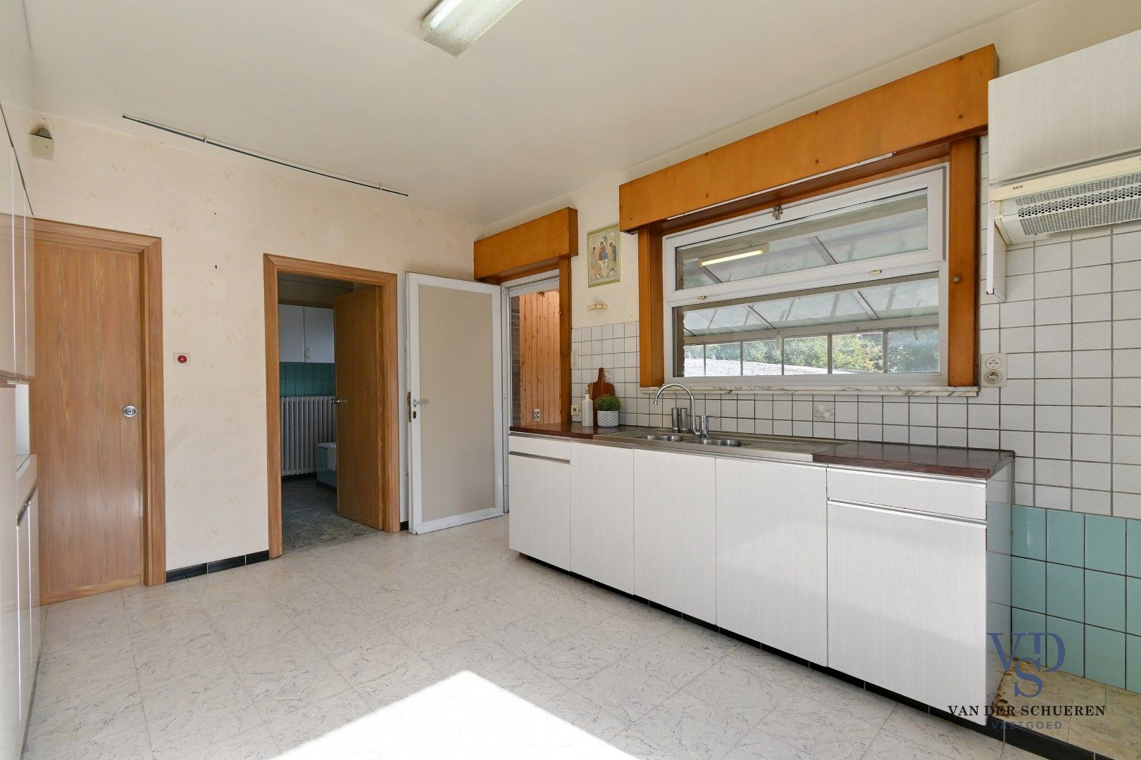 Te renoveren bungalow op een perceel van ca. 2.840 m² foto 10