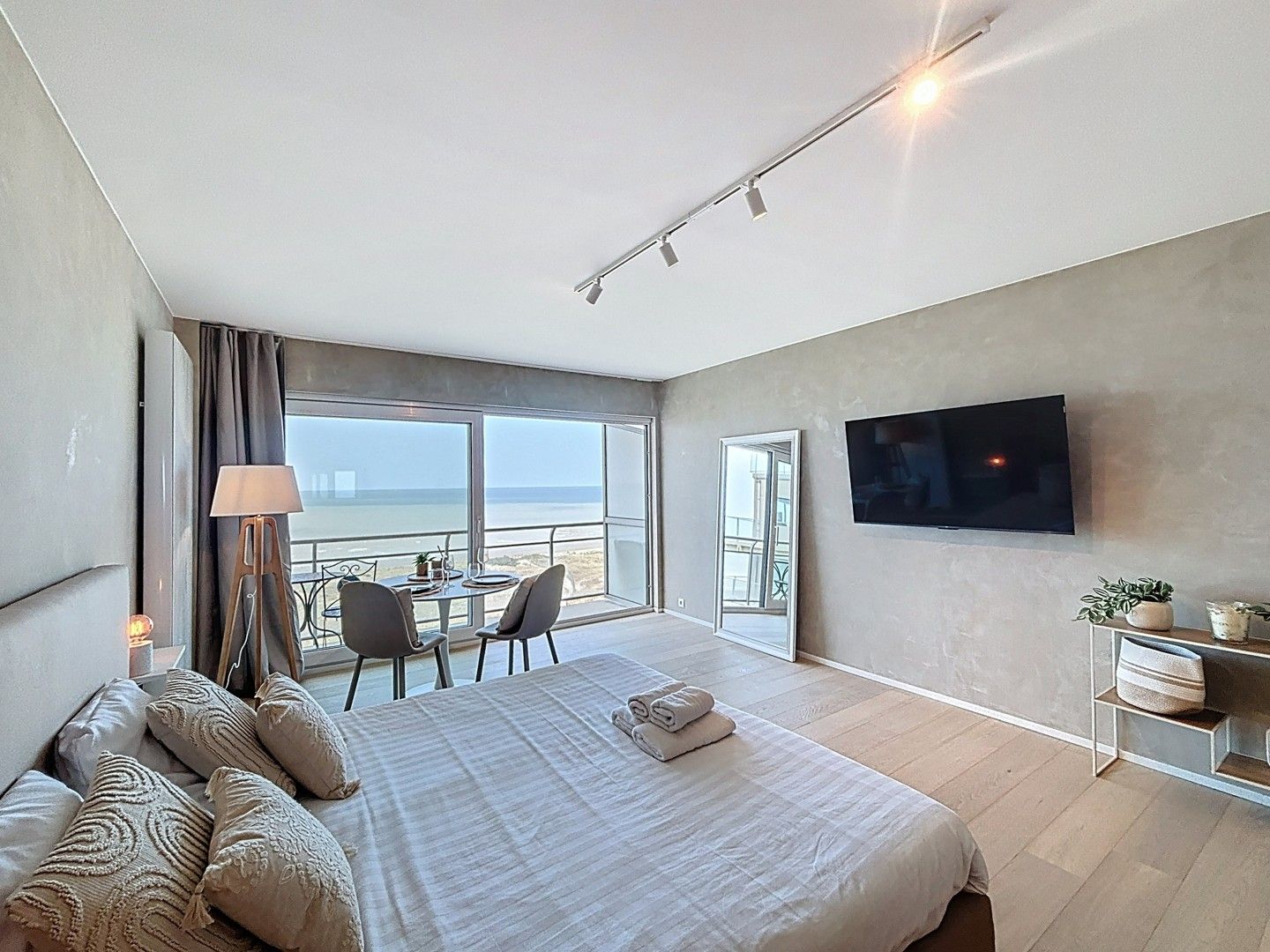 Luxe Studio met Frontaal Zeezicht – Volledig Gerenoveerd foto 3