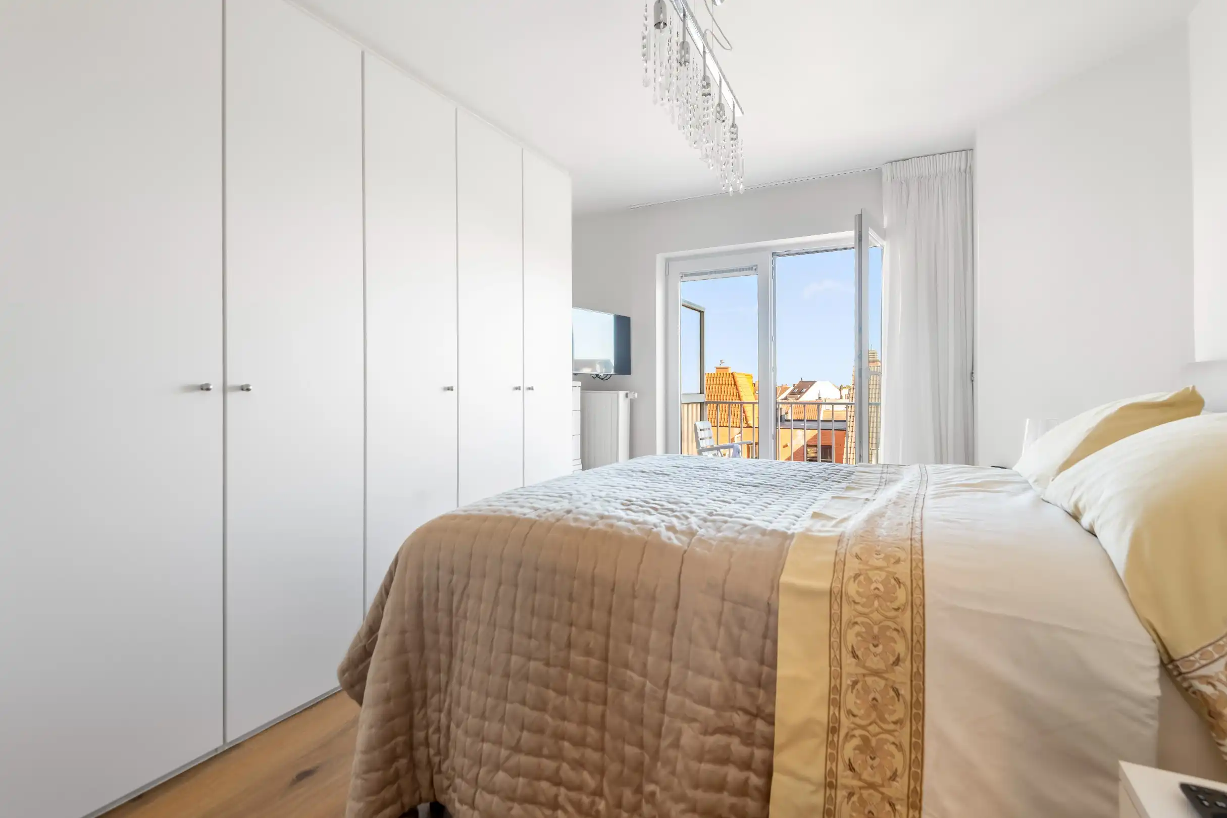 Ruim appartement met 2 slpk. aan de zonnekant van de Lippenslaan. Garage in de residentie te huur. foto 11