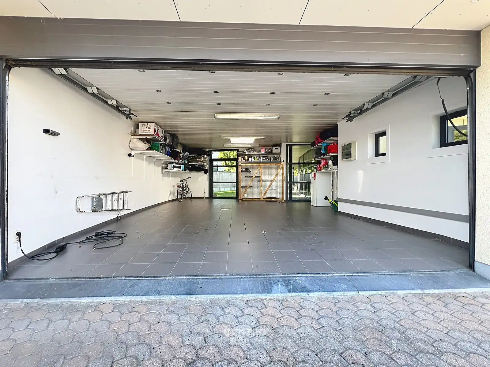 Magazijn met bureel (± 840m²) op INDUSTRIEZONE met gelijkvloerse LICHTRIJKE woonst  (o.a. 3 slpks, 2 garages,...)  op een prachtig HOEKperceel van 2.061 m² te Diksmuide! foto 52