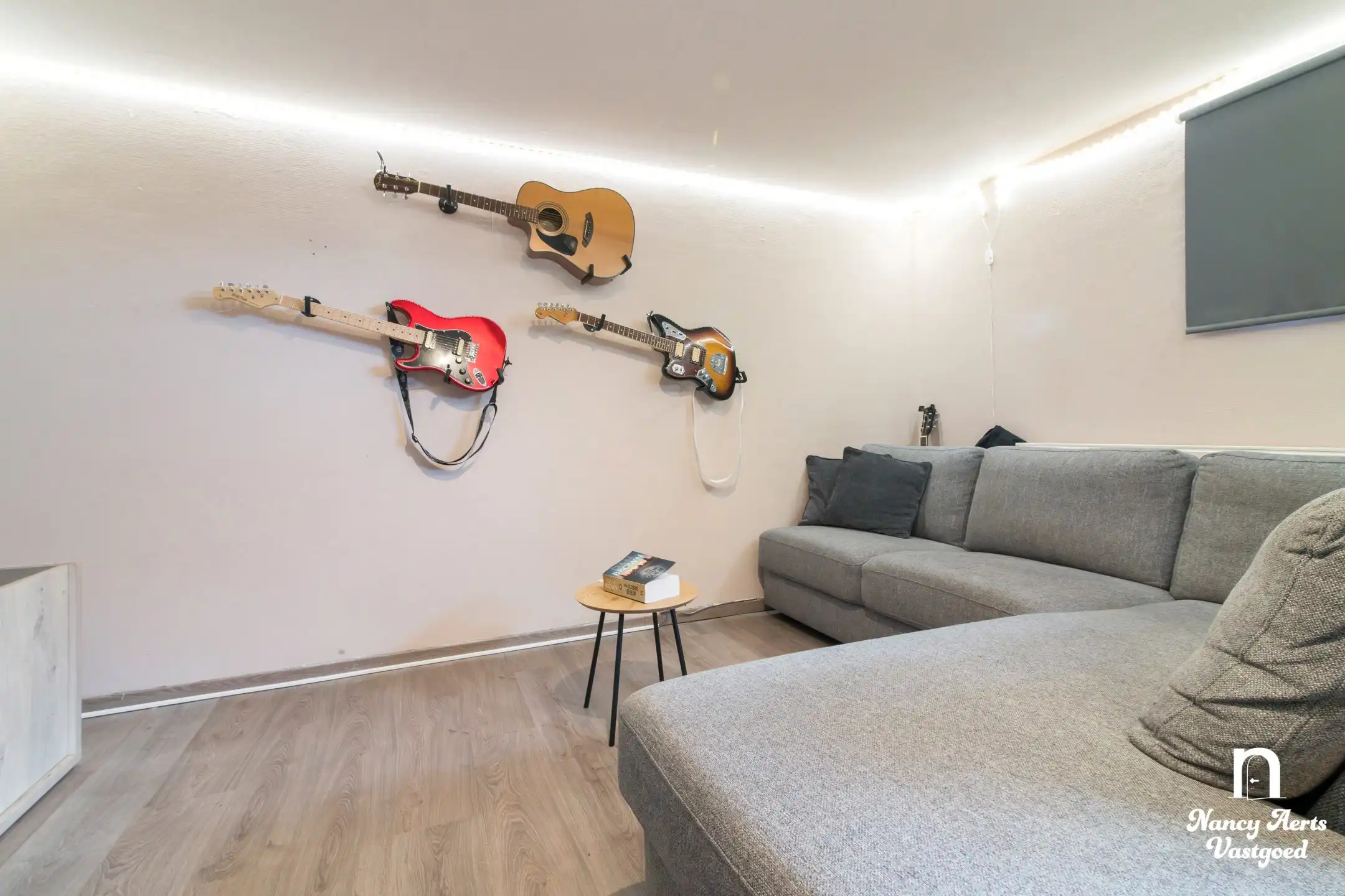 Halfopen woning met grote omheinde tuin en mooi uitzicht foto 4