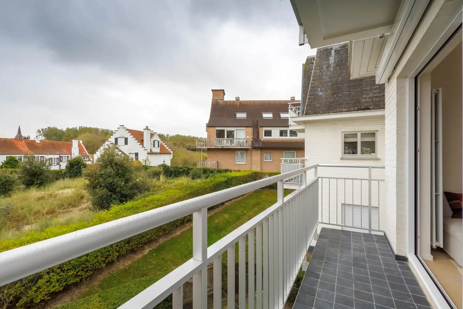 Volledig gerenoveerd lichtrijk appartement in rustig gelgen villa residentie te Duinbergen foto 17