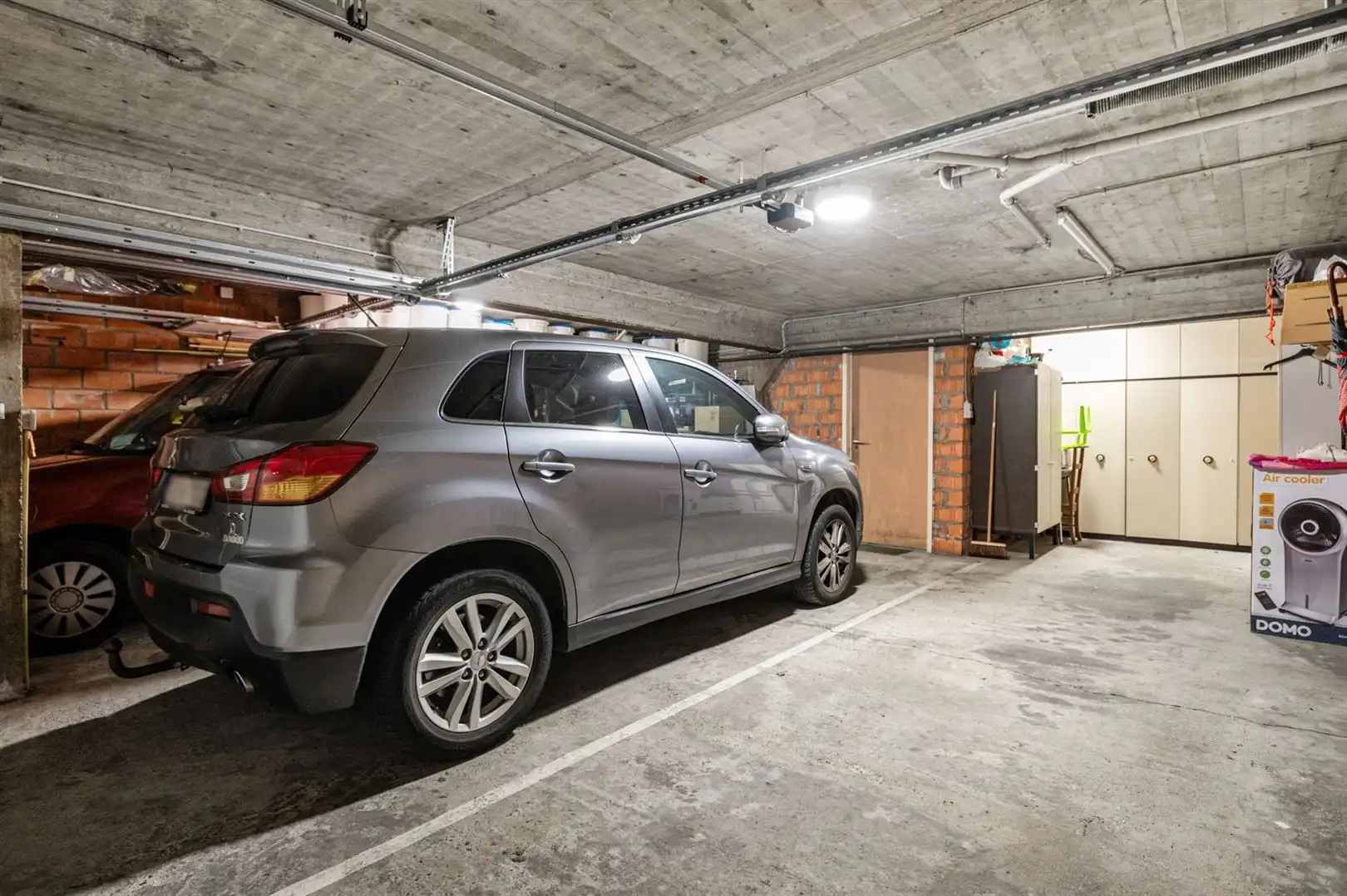 Parkeerplaats in woonwijk met hoge parkeerdruk. foto 2