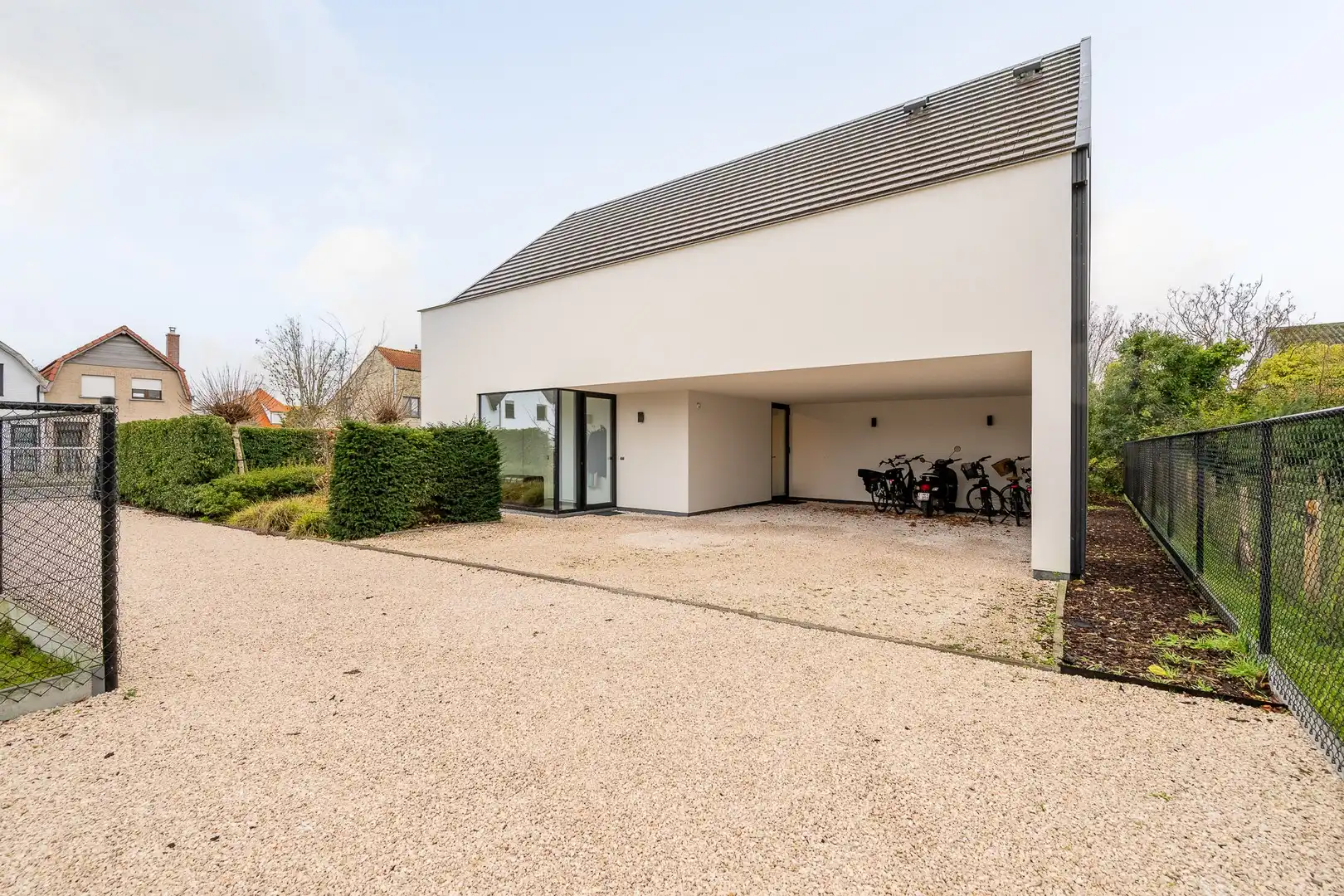 Prachtige hedendaagse villa met zonnige tuin en terrassen op fietsafstand van de zee. foto 37