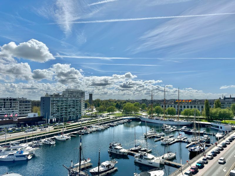 Fenomenaal uitzicht over de Yachthaven vanuit dit instapklaar 2 slpk app. foto 9