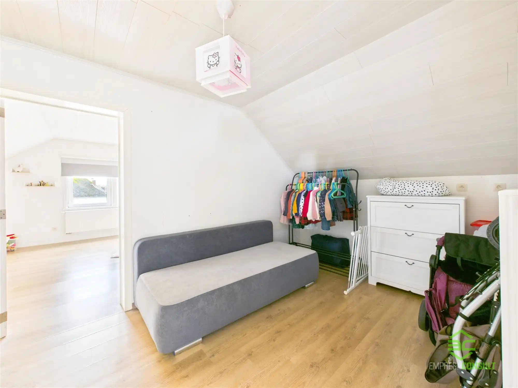 Instapklare gezinswoning met 6slpk en grote aparte garage! foto 23