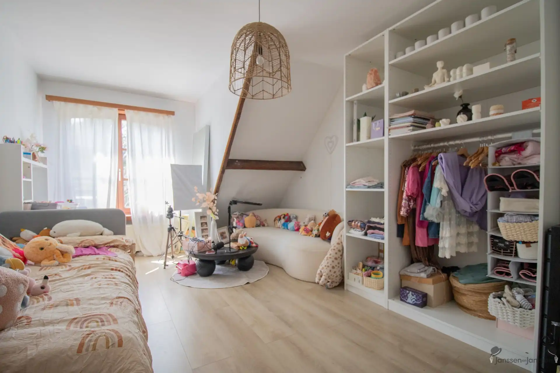 Ruime op te frissen villa met 2 keukens, 2 badkamers en min. 5 slaapkamers op 1.157 m² foto 22