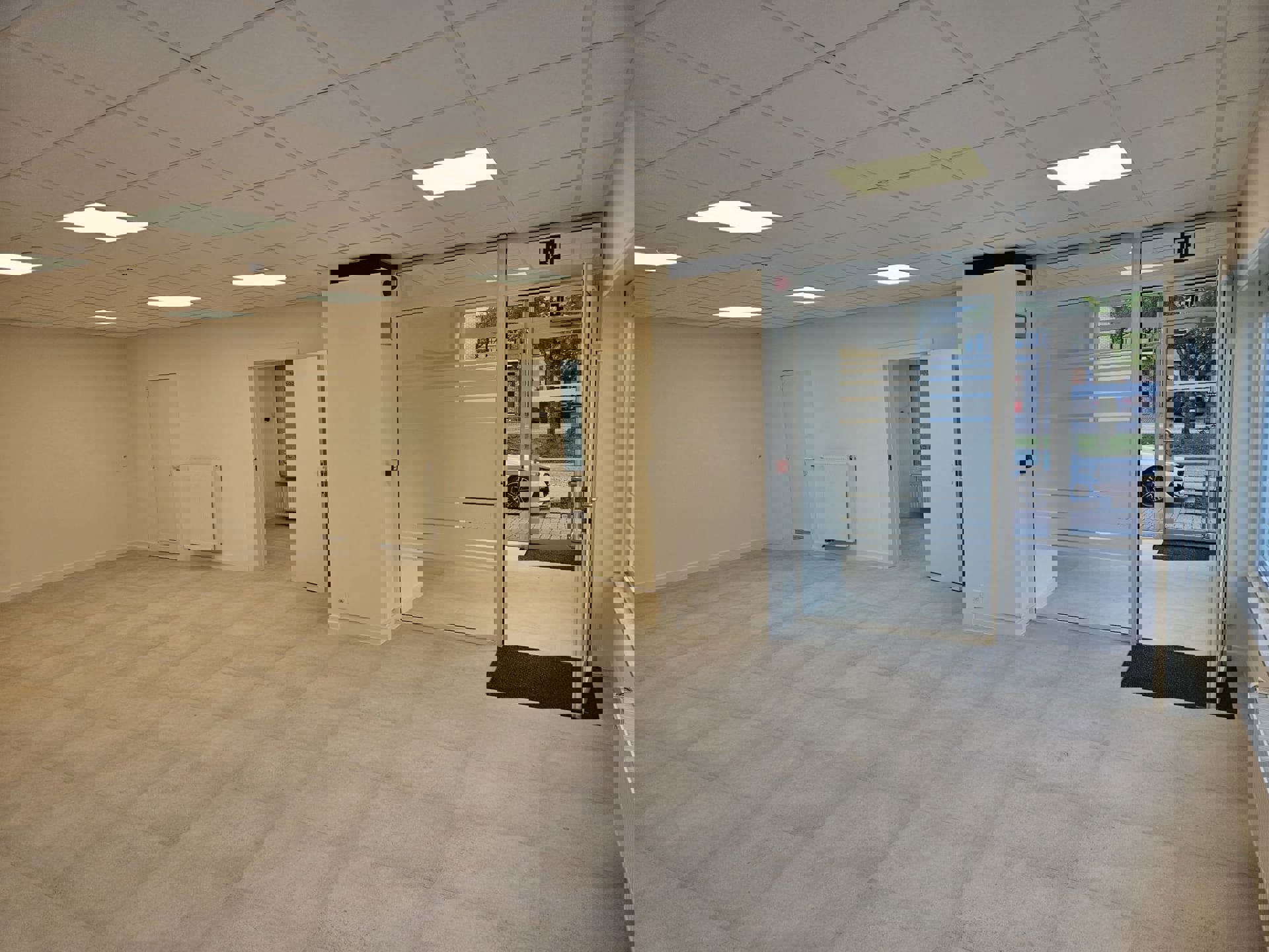 TE  HUUR in Meeuwen: kantoor/commerciële ruimte foto 7