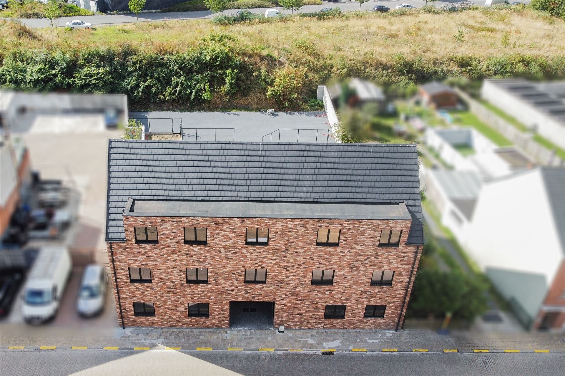 Ruim casco appartement met terras en autostaanplaats. foto {{pictureIndex}}