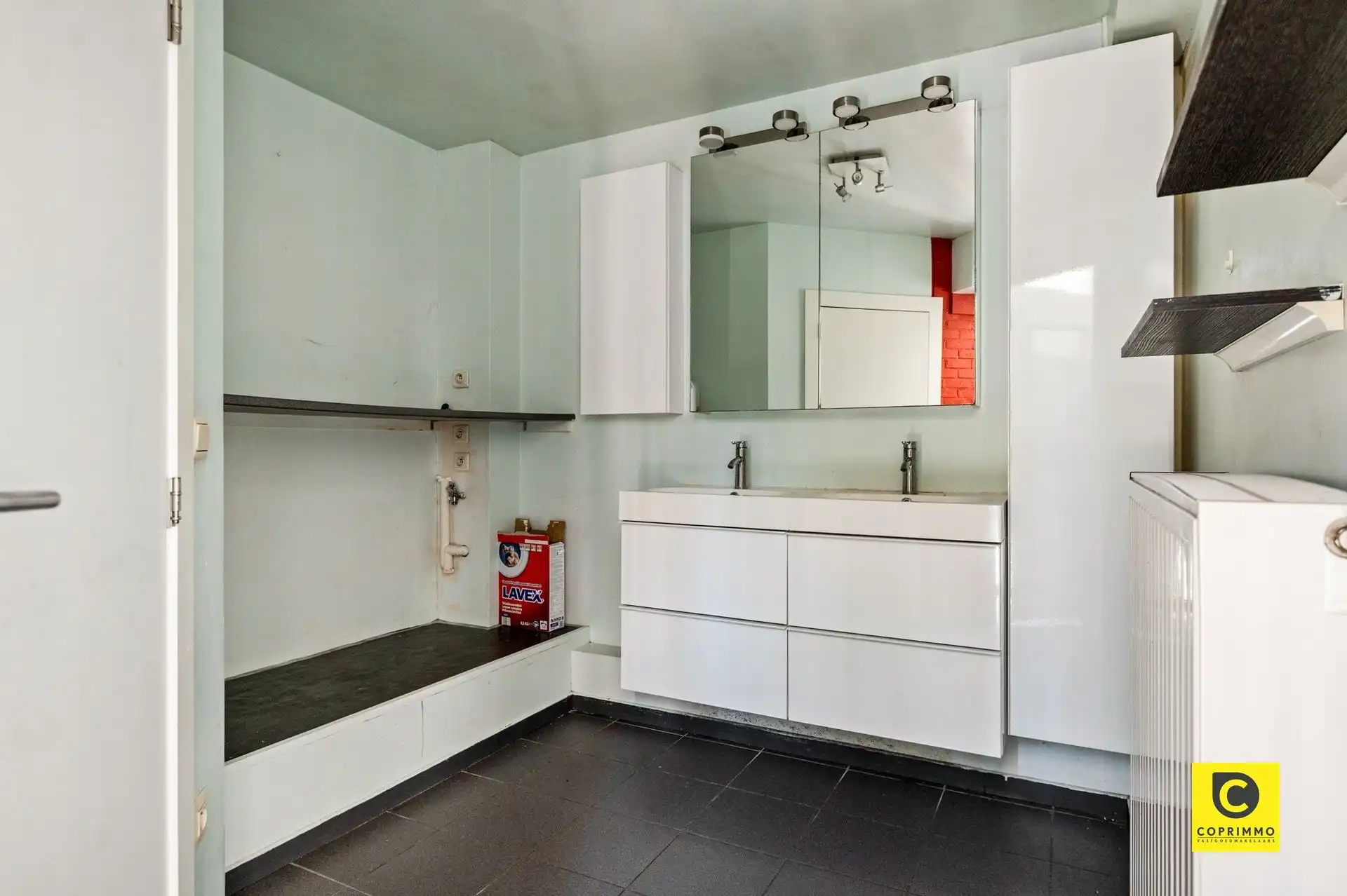 Op te frissen GLV met 1 à 2 slpks, tuintje & staanplaats! foto 9