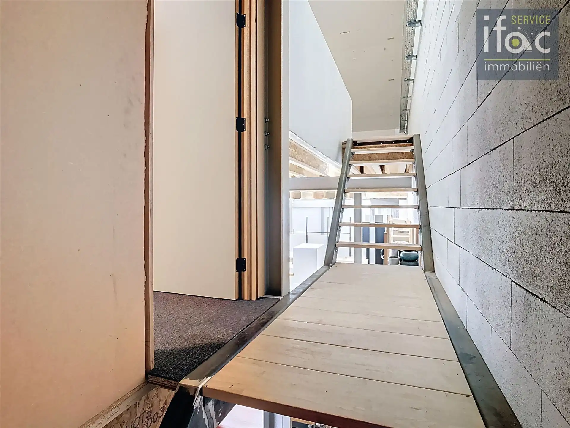 Ruime loods met kantoor, keuken en sanitair foto 8