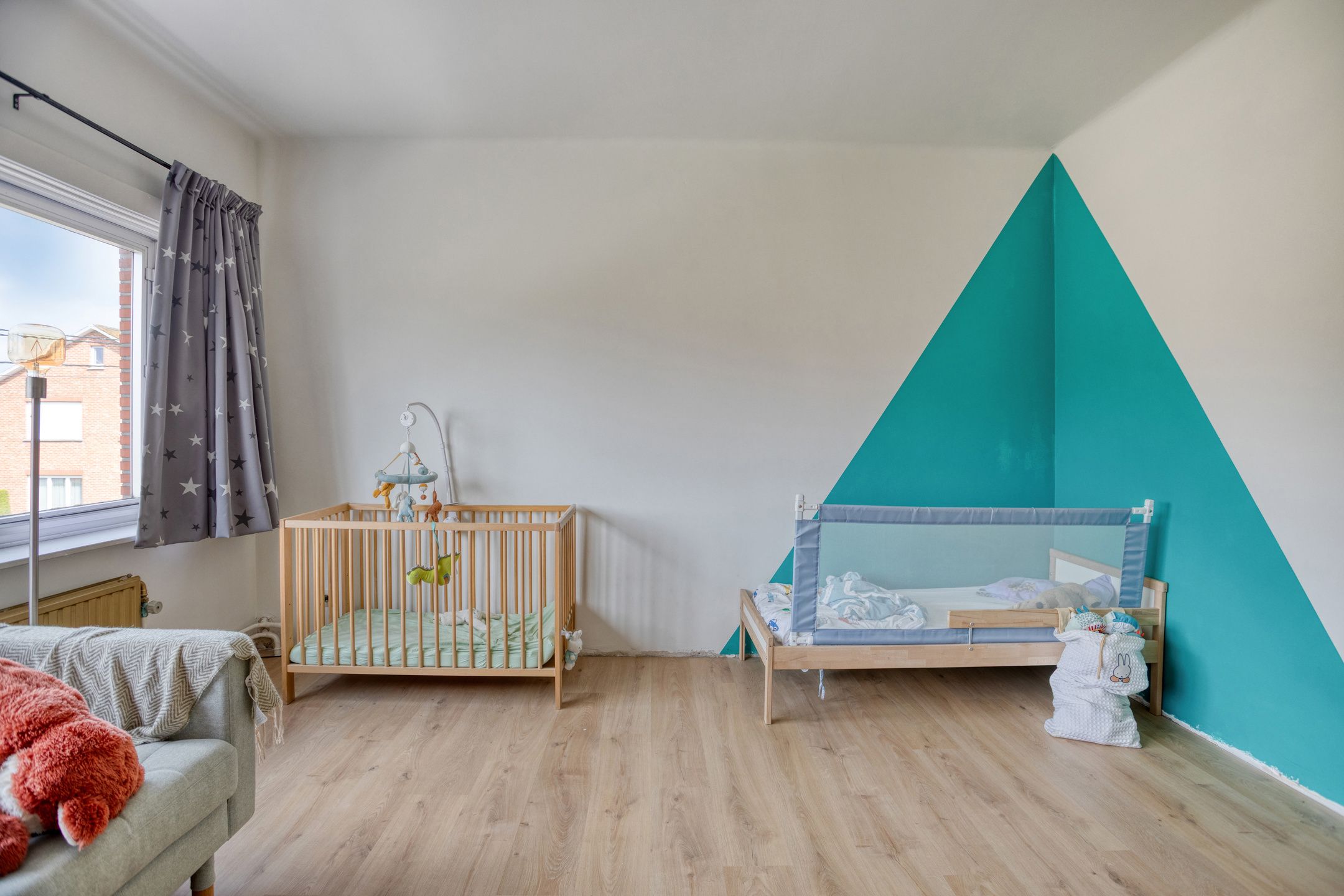 Ruime, deels gerenoveerde woning met veel potentieel foto 9