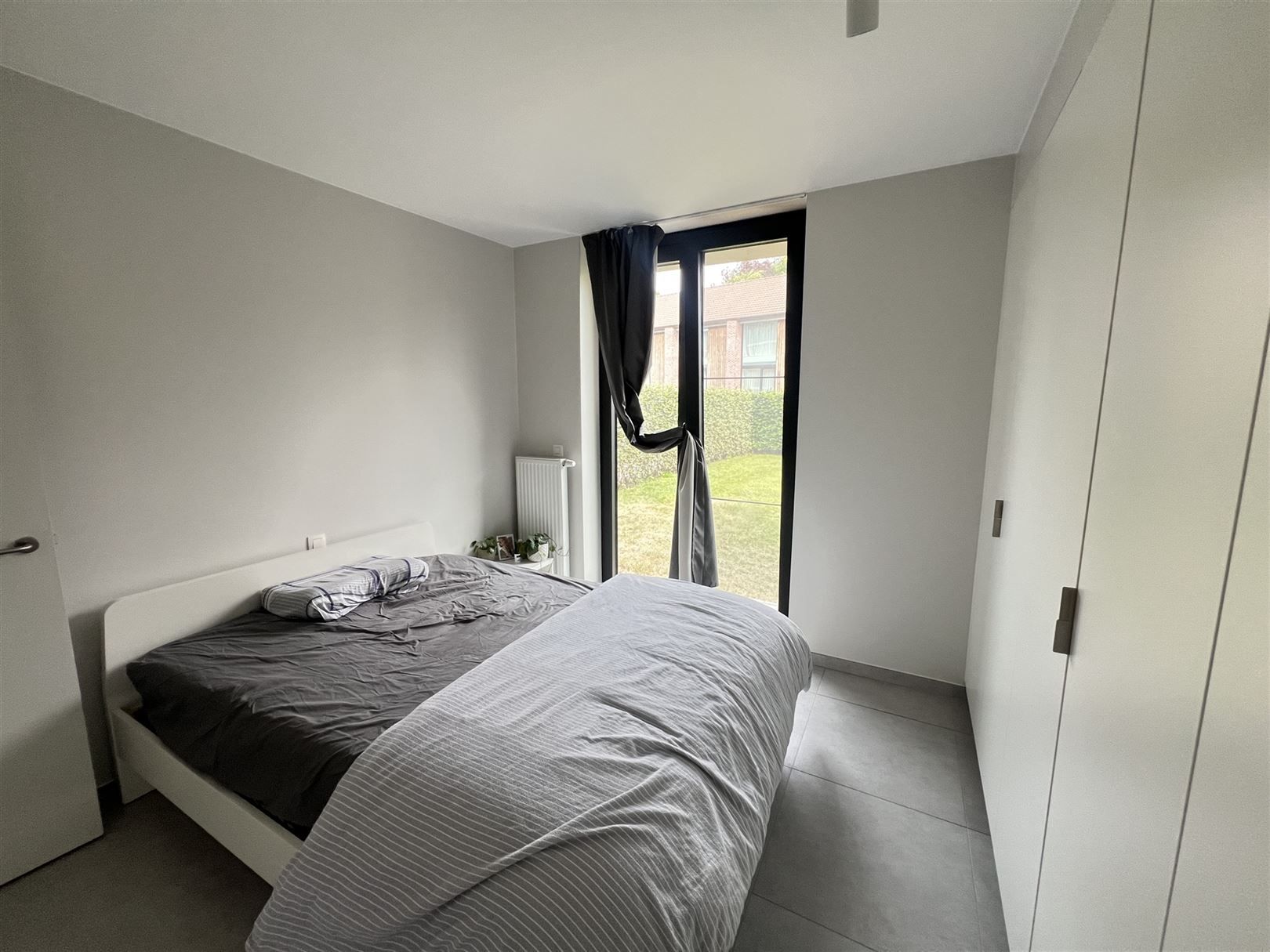 Gelijkvloers appartement met 2 slpks, tuintje en garage. foto 6