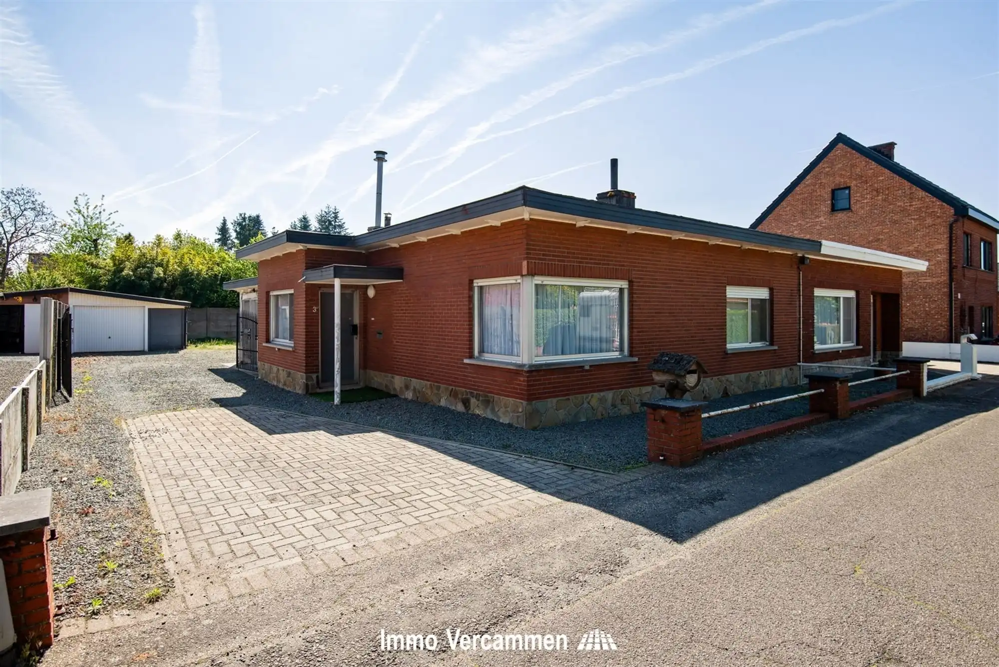 Hoofdfoto van de publicatie: Grondig te renoveren, gelijkvloerse woning te Beerzel.