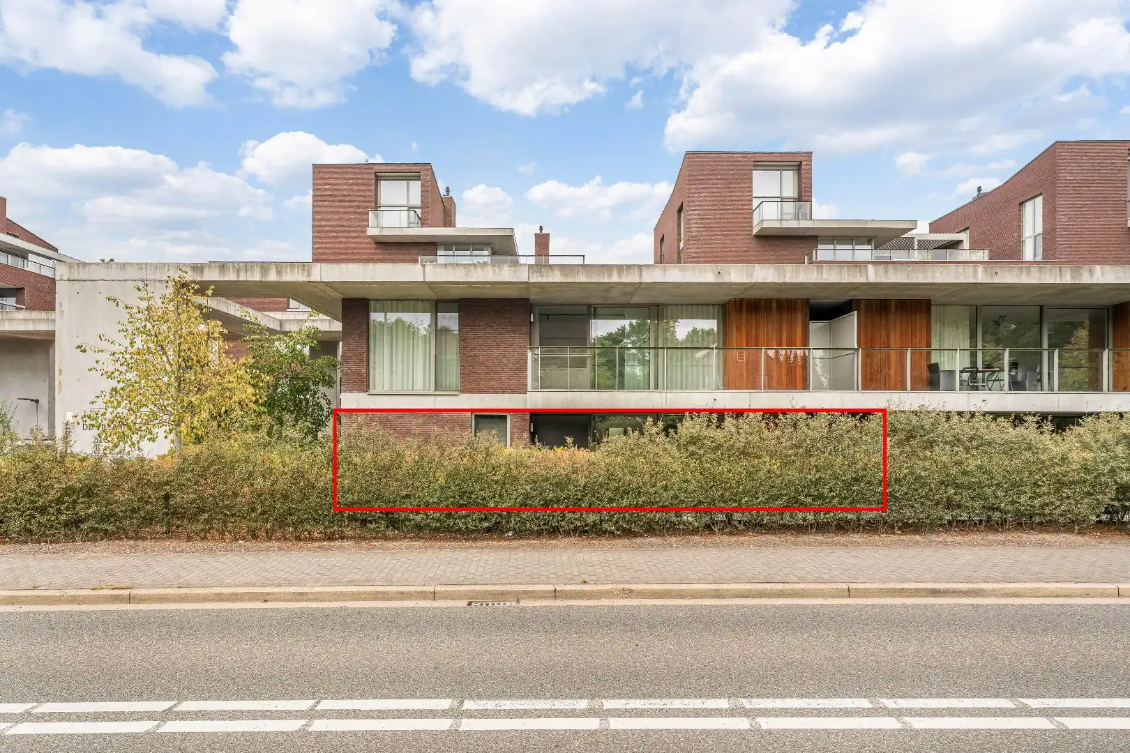 Exclusief gelijkvloers appartement met ruime terrassen, 2 slpk, extra brede autostaanplaats, centrum Genk foto 2