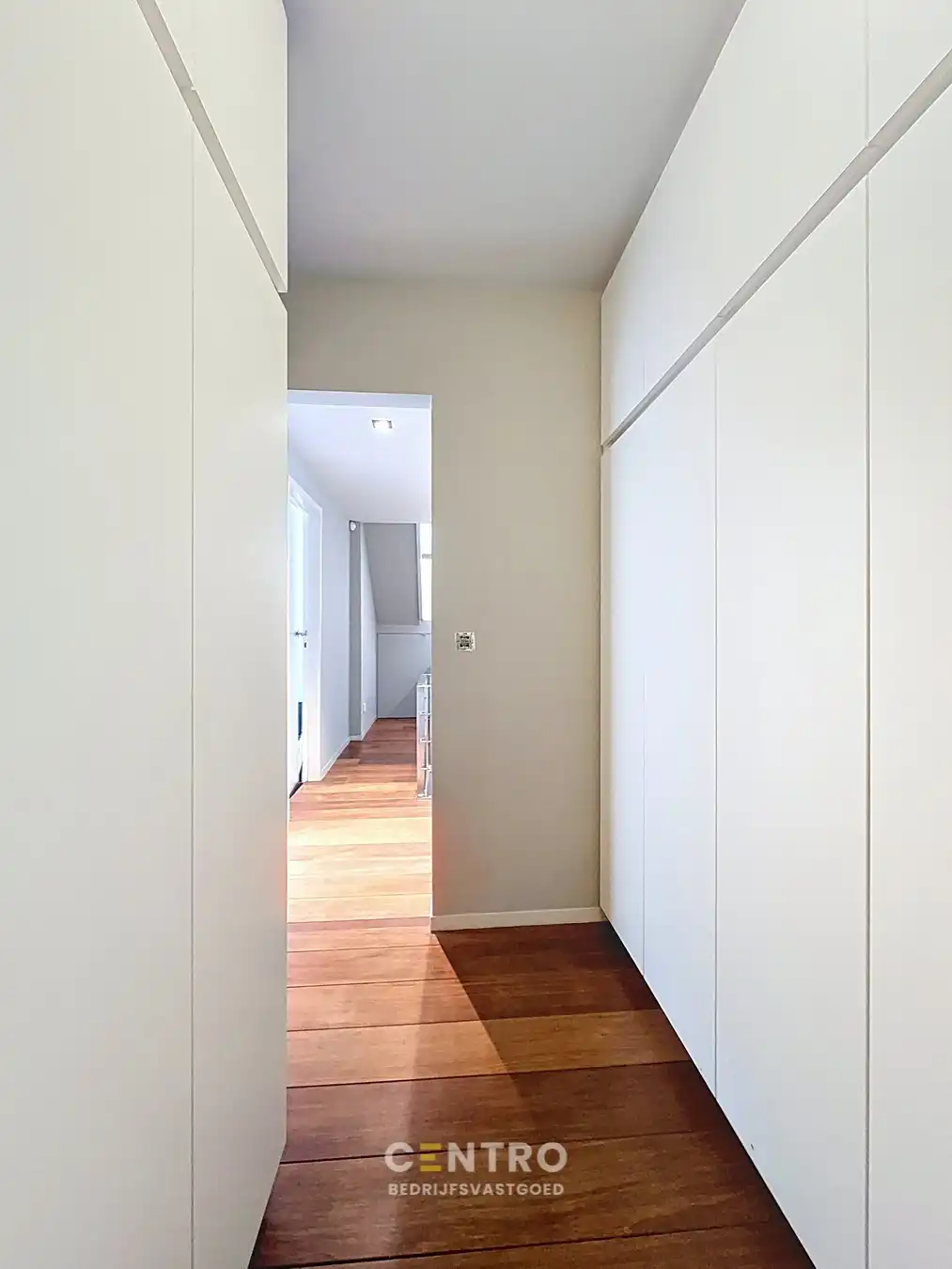 Luxueuze woning (4 slpks) + ruime showroom (of winkel, praktijkruimte, diensten, vrij beroep,...) met kantoor te Hooglede! foto 28