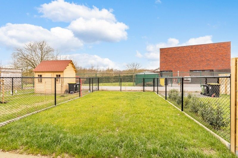 Energiezuinige, afgewerkte woning met 3 slaapkamers en een overdekte autostaanplaats foto {{pictureIndex}}