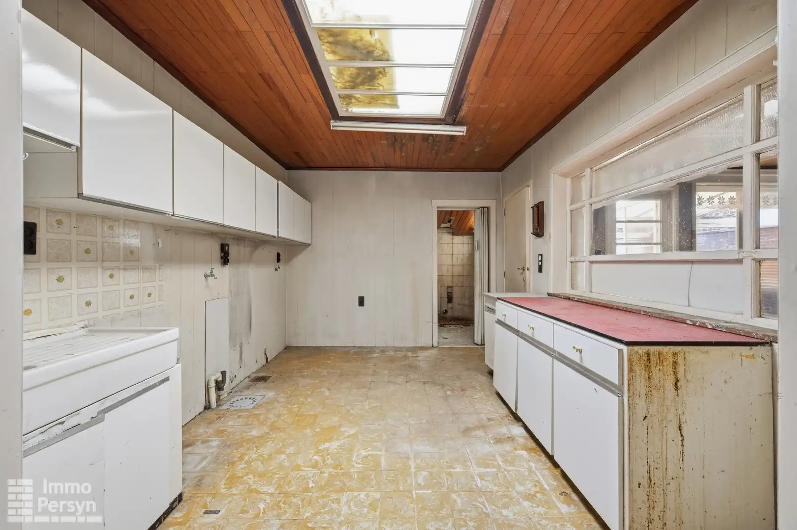 Te renoveren woning met zuidtuin en achteringang met garages foto 7