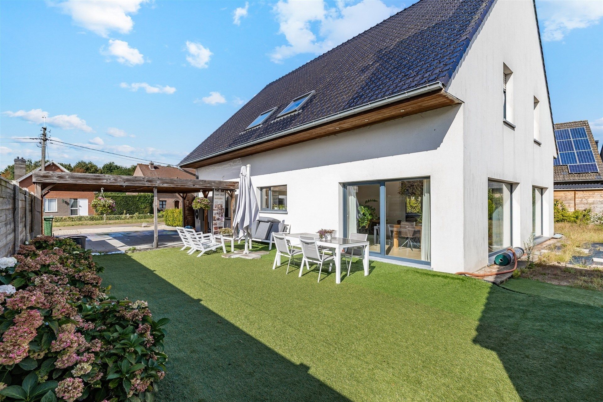 Prachtige villa met 4 slaapkamers! foto {{pictureIndex}}