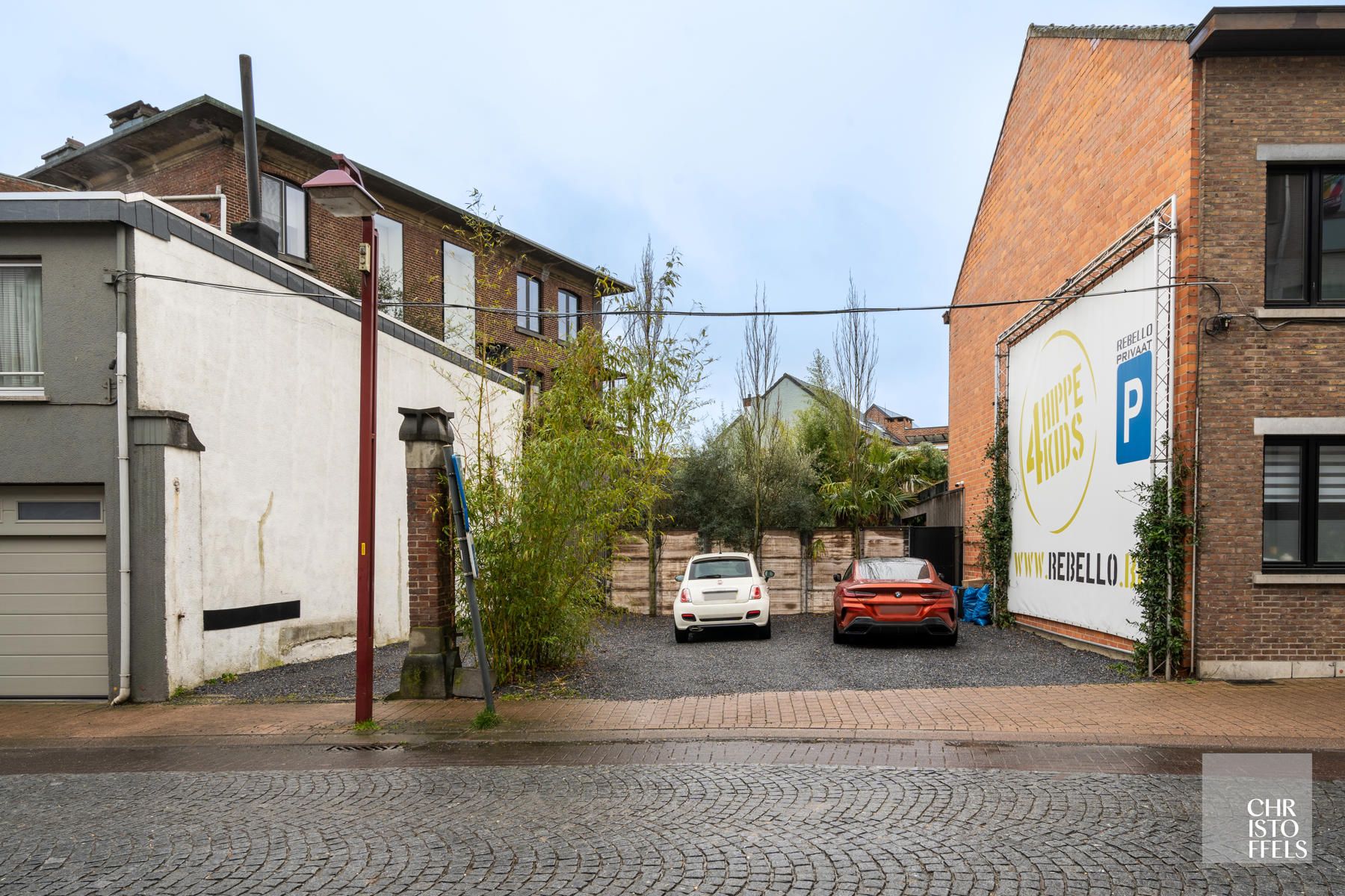 Herenhuis met bovenwoning (200m²) en zwembad, handelsgelijkvloers (107m²) met parking. foto 20