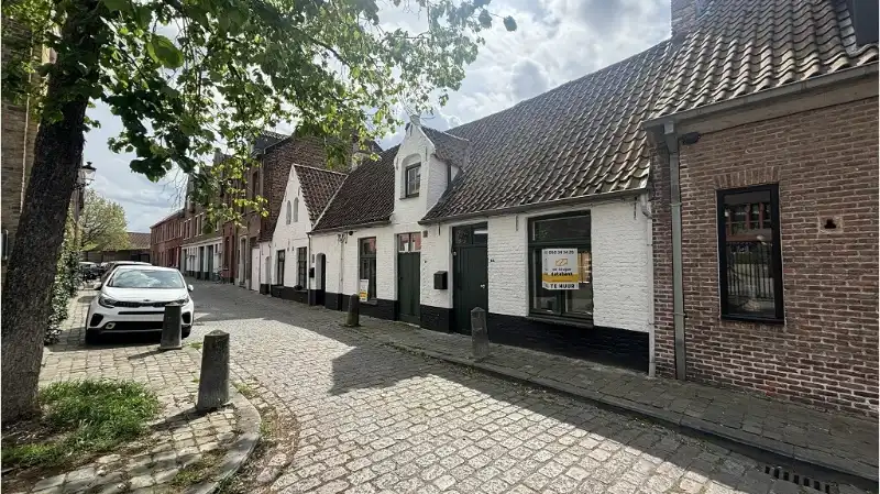 Karaktervolle 2-slaapkamerwoning met ruim TERRAS te huur in Brugge foto {{pictureIndex}}