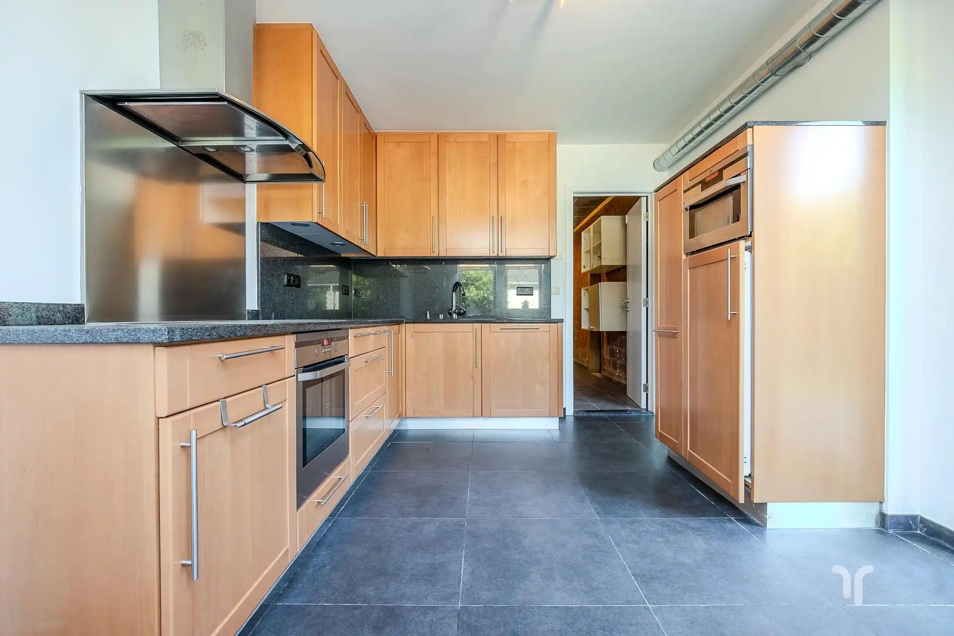 Deze rustig gelegen woning bevindt zich net buiten de stadskern en op wandelafstand van scholen, winkels en openbaar vervoer.  foto 4