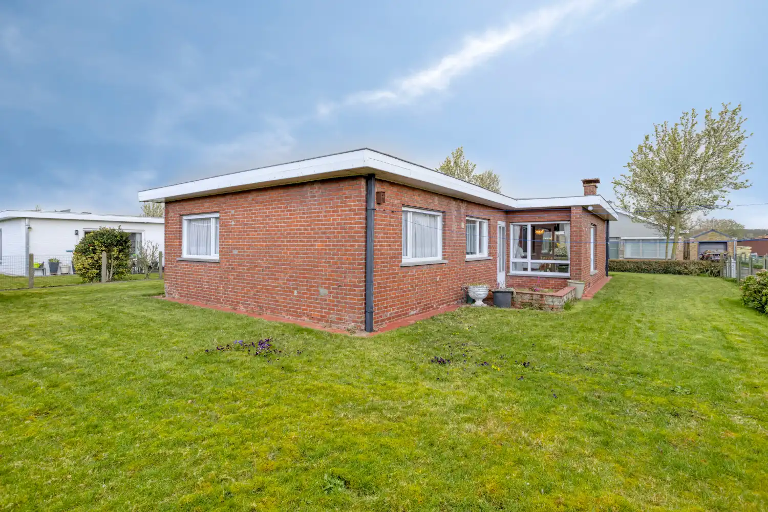 Verzorgde bungalow op topligging met 2 slaapkamers, inpandige garage en zonnige tuin foto 16