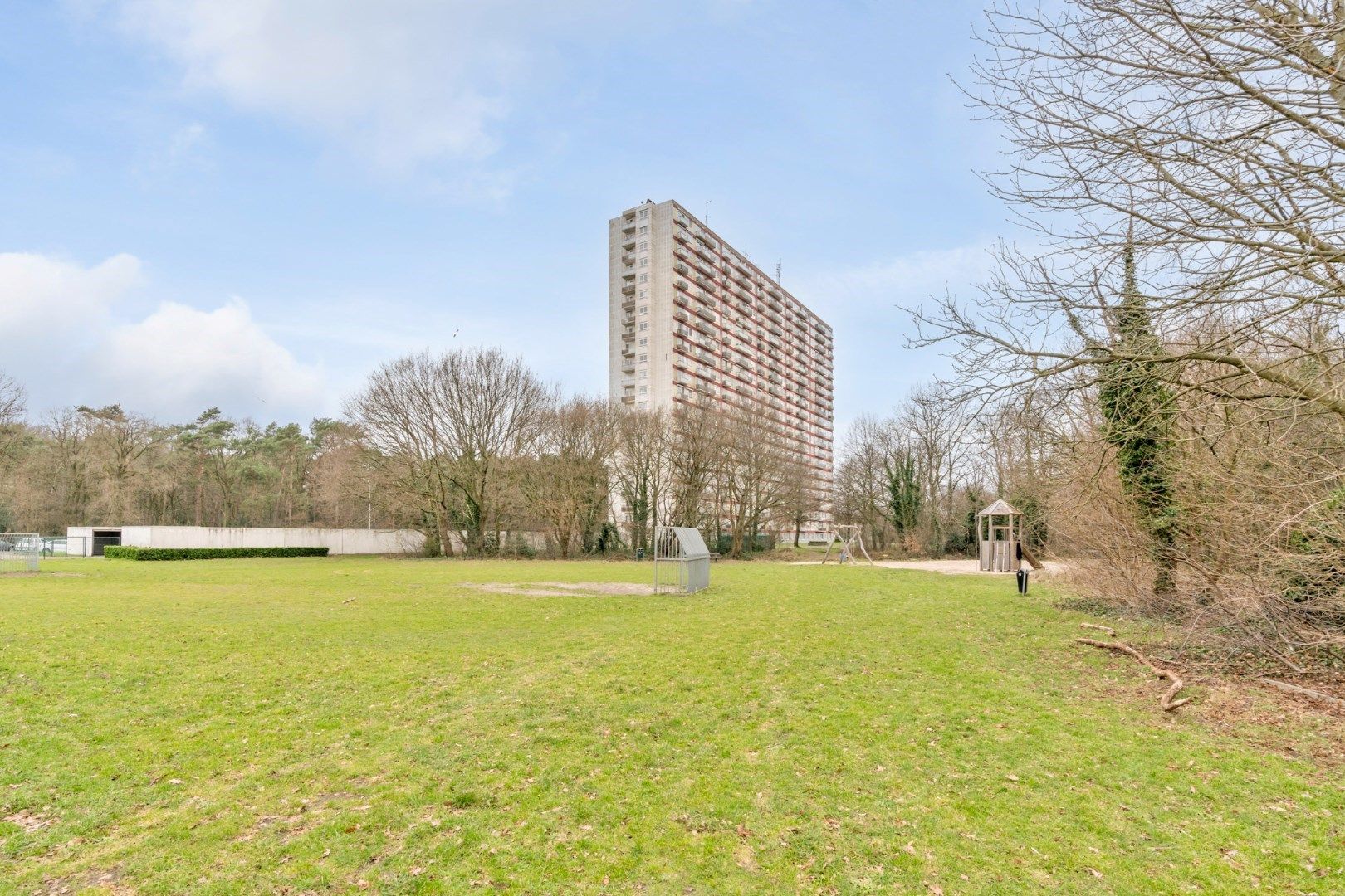 Uitzonderlijk ruim appartement met 4 slaapkamers in Genk. foto 3