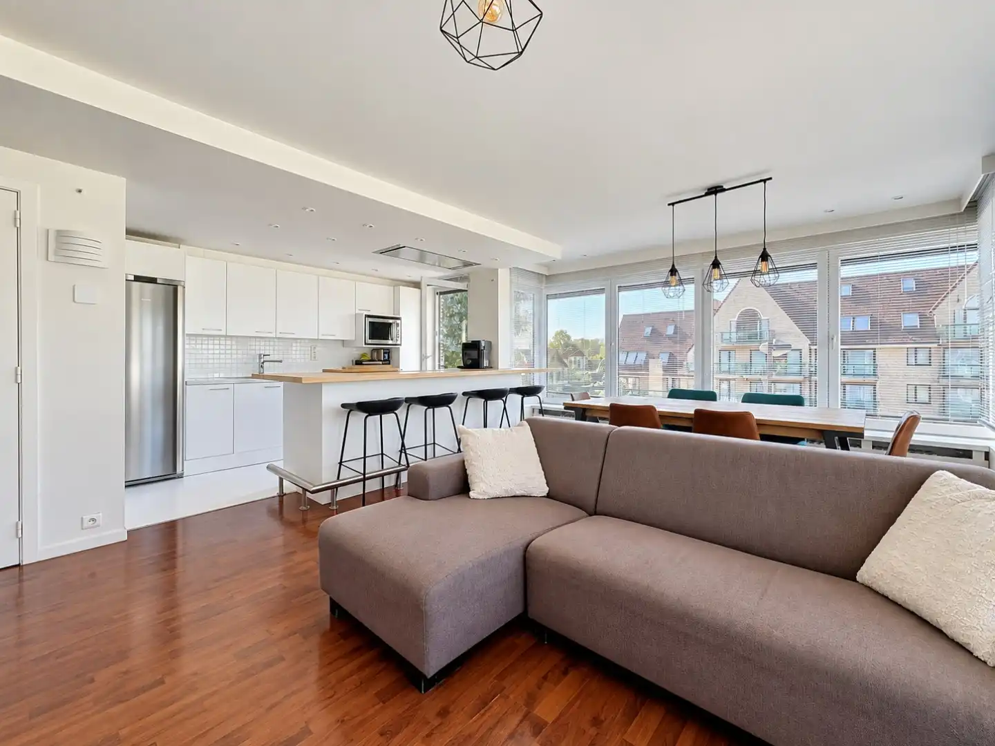 Hoekappartement op enkele minuten van het centrum van Oostduinkerke. foto {{pictureIndex}}
