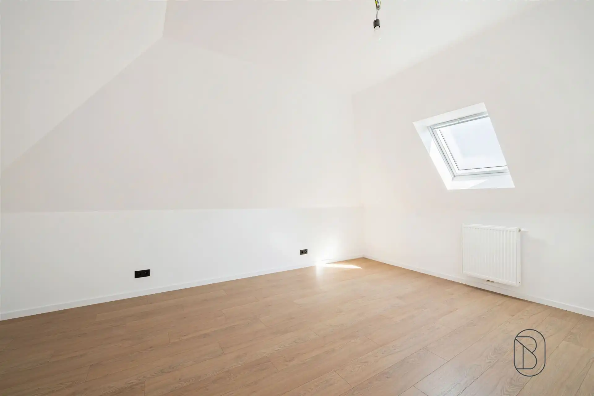 Charmant gerenoveerde woning met grote aangename tuin en handige oprit. foto 16