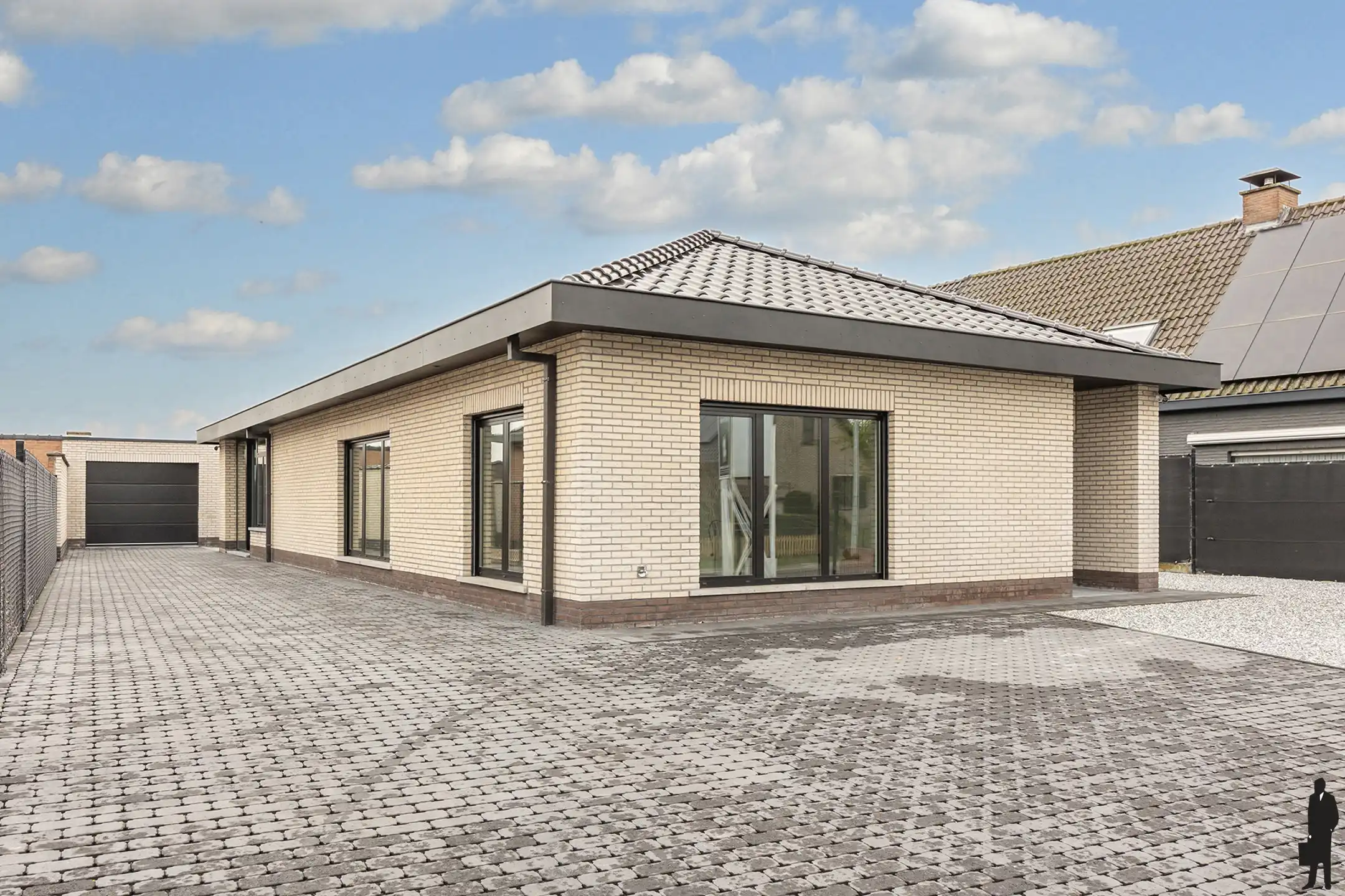 Gerenoveerde bungalow met weids uitzicht en externe garage foto 3