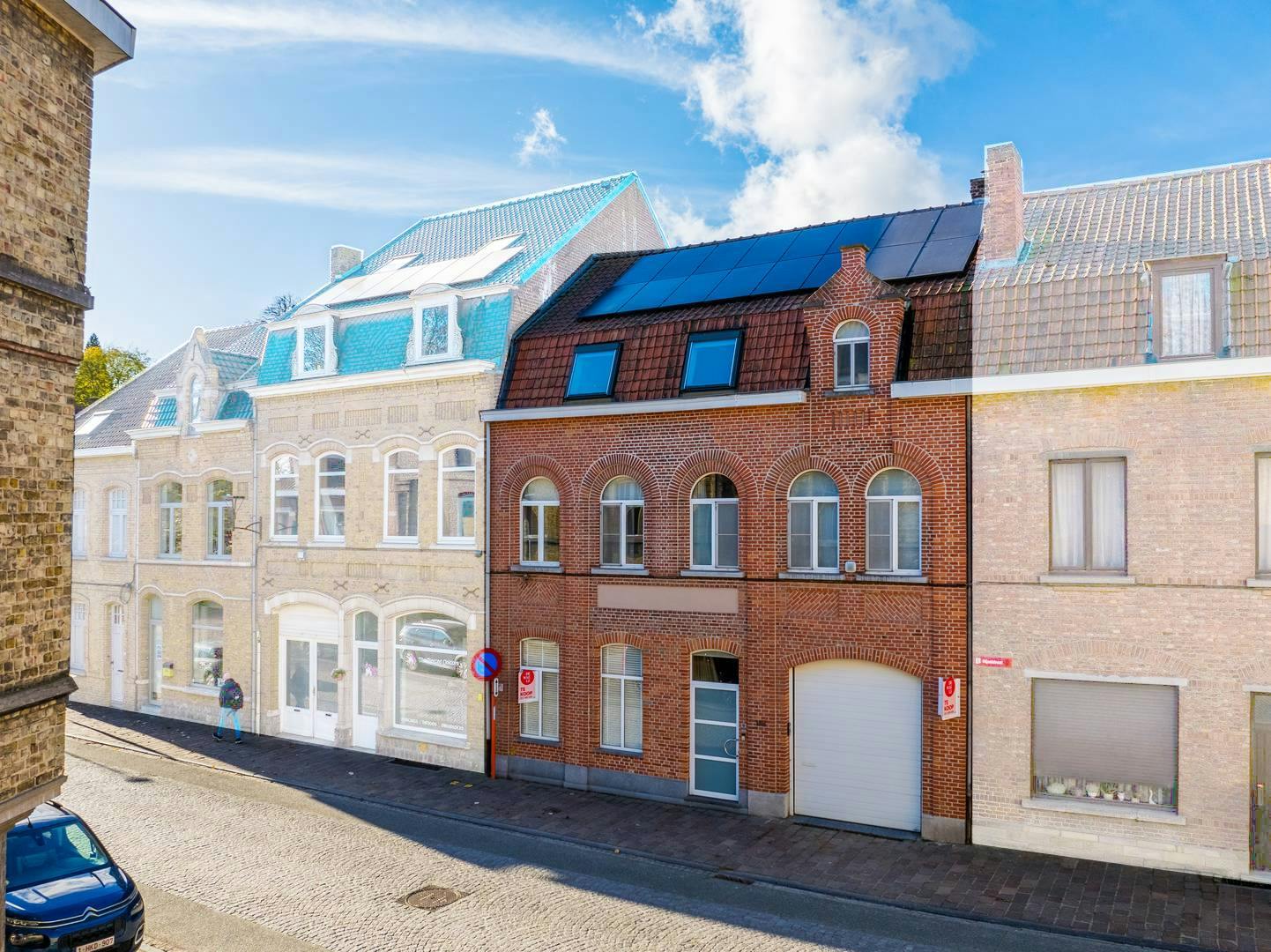 Uniek herenhuis in hartje Ieper met 8 slaapkamers en 7 badkamers  foto {{pictureIndex}}