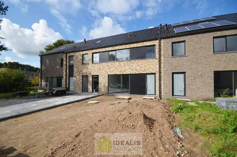 GELIEVE ENKEL AAN TE MELDEN VIA MAIL!! RUIME NIEUWBOUW GEZINSWONING OP WANDELAFSTAND VAN CENTRUM! – Afgewerkte en ruime woning perfect gelegen op wandelafstand van het centrum van Peer alsook vlakbij uitgebreide sportfaciliteiten!! De woning is zeer fijn ingedeeld, met een inkomhal en wc, riante woonkamer, open keuken met naastgelegen berging op de gelijkvloerse verdieping, overloop, 3 slaapkamers en een ruime badkamer op de eerste verdieping en een zolder te bereiken via vast trap op de 2e verdieping!! Tevens beschikt de woning over een private voortuin/parking en is er een leuk tuintje met tuinberging aan de achterzijde. De achterzijde van het perceel is tevens toegankelijk via een pad. Deze nieuwbouwwoning werd zeer goed geïsoleerd opgeleverd, heeft slechts een E-peil van 38 en is voorzien van ventilatie type D!! Zeer geschikt voor kandidaten op zoek naar een correct geprijsde nieuwbouwwoning!! Beschikbaar vanaf 1 december 2026. foto 2