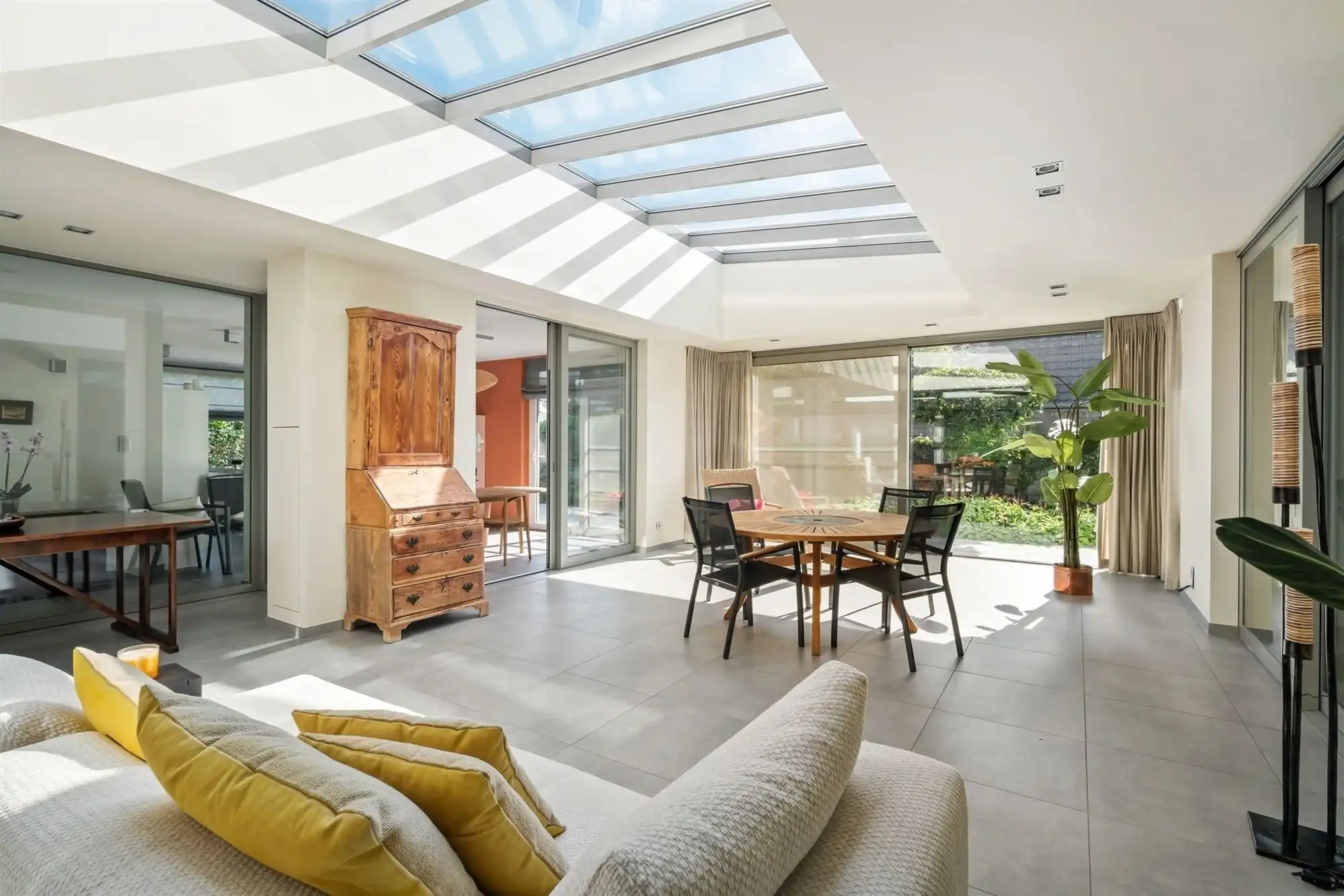 Knappe villa rond een glazen patio met gastenvleugel en 2 liften foto 16