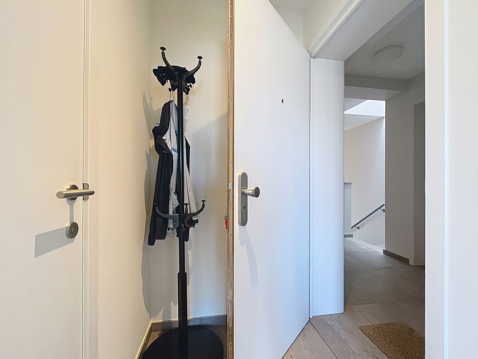 Instapklaar ruim app mét autostaanplaats en terras foto 19