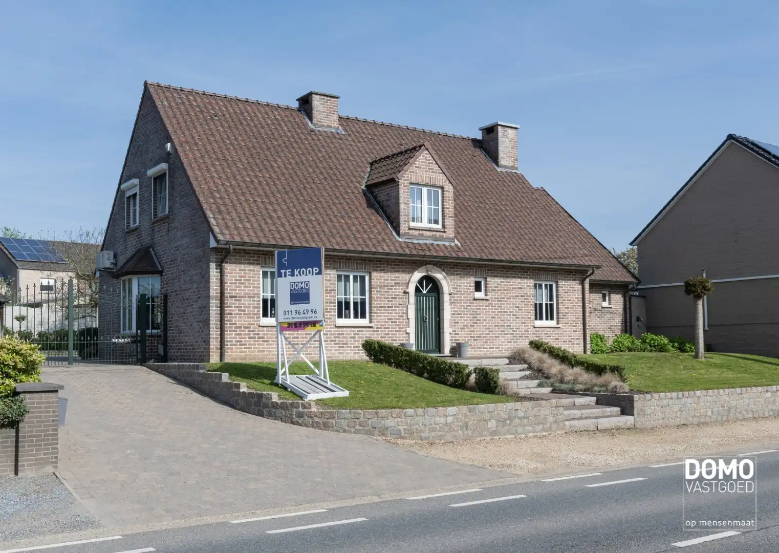 Karaktervolle en ruime gezinswoning in pastorij-/fermettestijl met prachtige tuin en 4 slaapkamers in het groene Kortessem foto {{pictureIndex}}