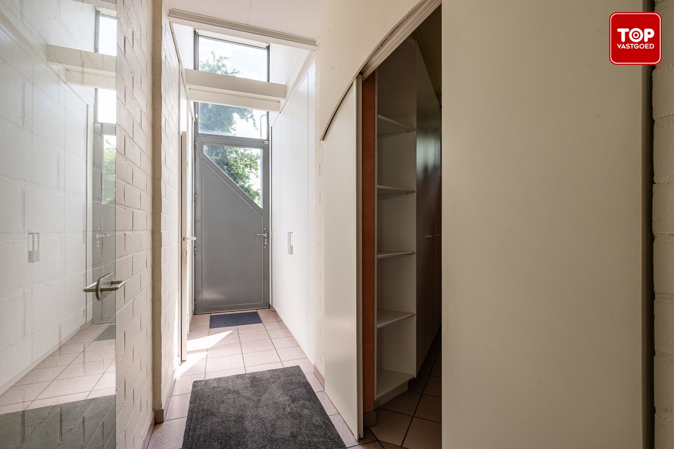 Open bebouwing een perceel van 690m² met mooie tuin en garage.  foto 3