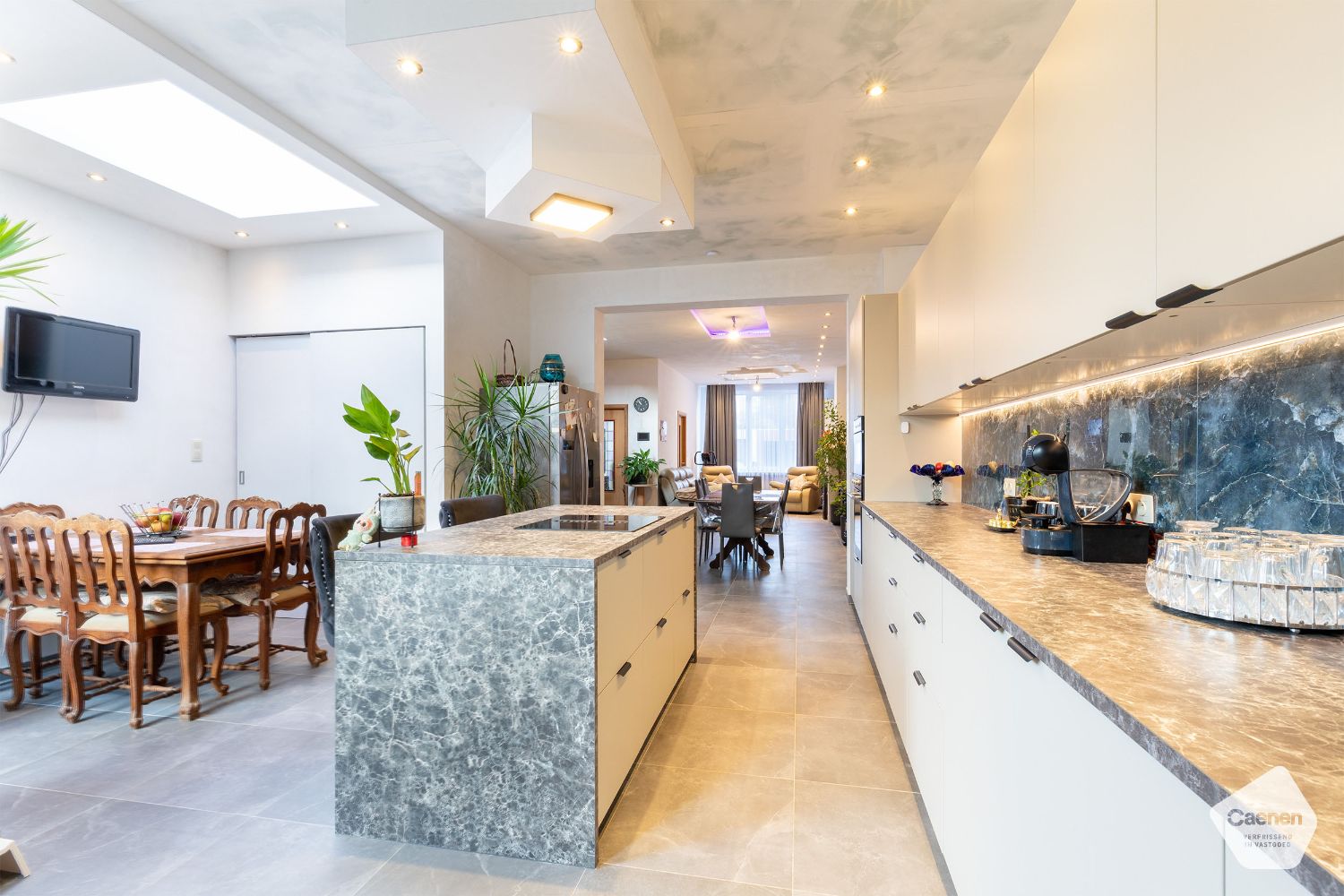 Ruime en instapklare woning met 4 slaapkamers en 3 badkamers met privé-tuin en werkplaats foto 3