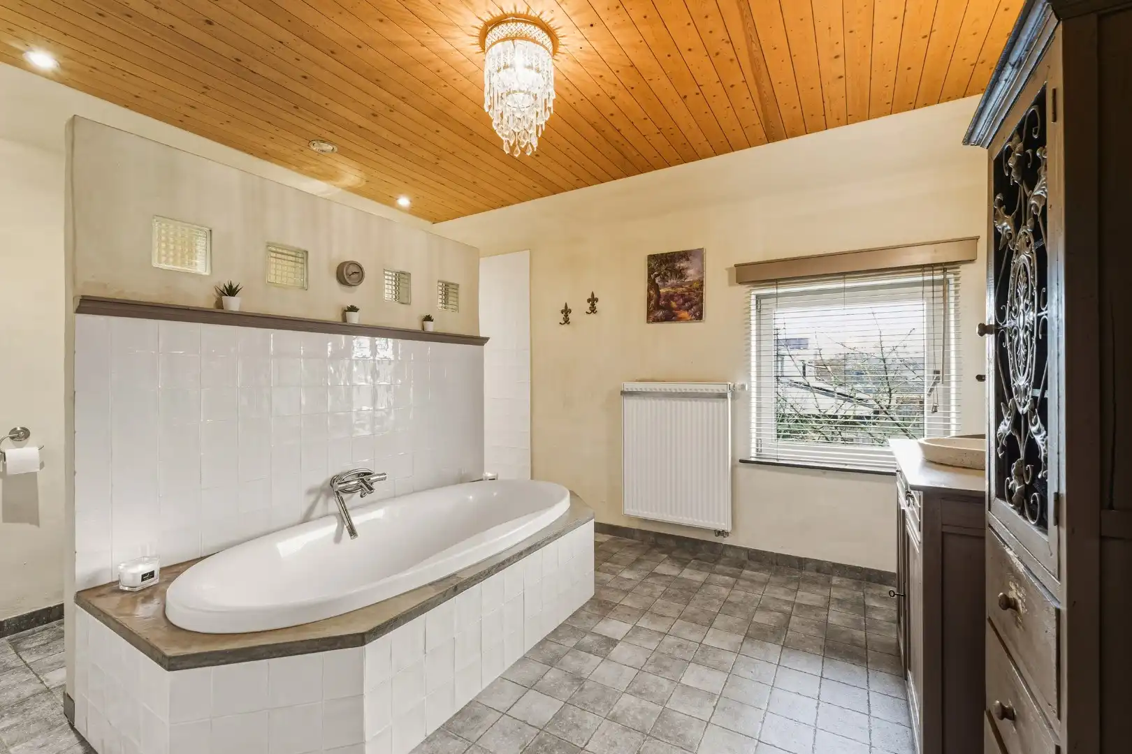 Charmante woning met o.a. 5 kamers en bureau foto 18