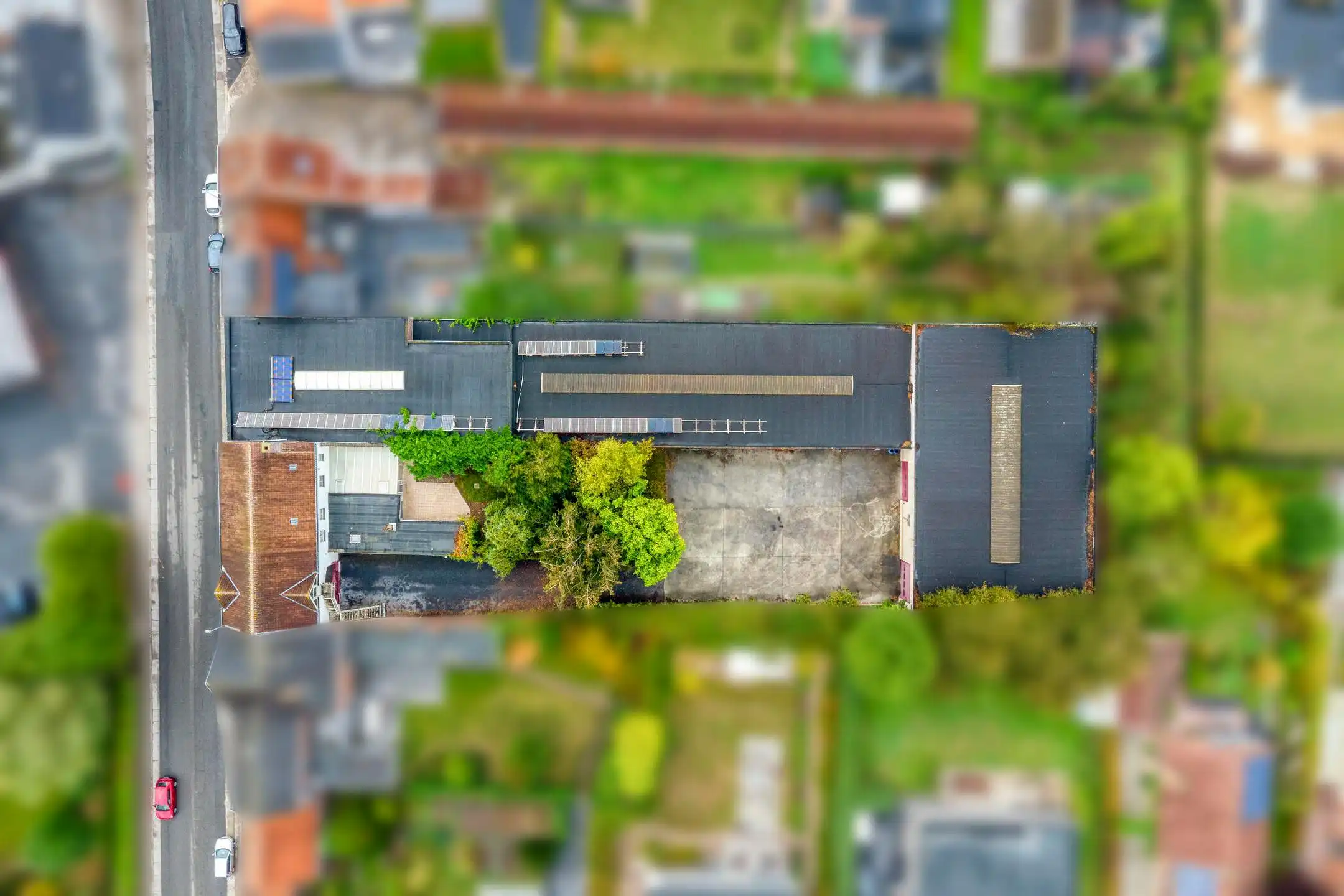 Magazijn van circa 1.285 m² met woning te koop in Bellegem foto 2