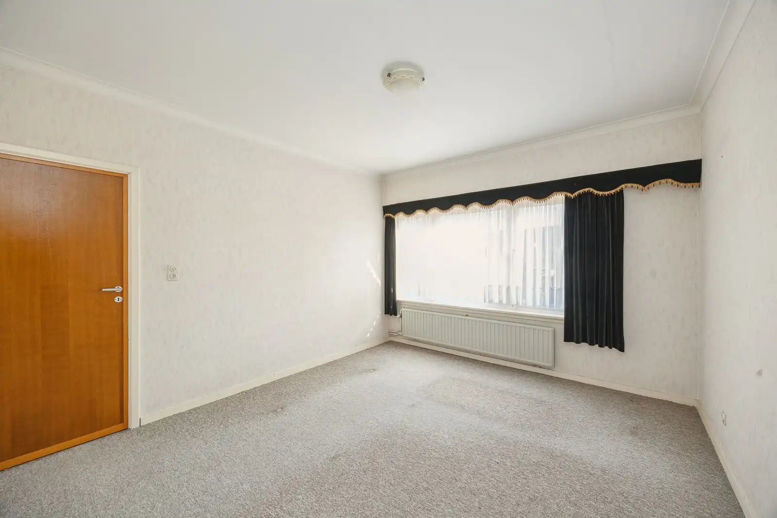 Ruime woning met renovatiepotentieel, garage en zuid tuin in Putte-Kapellen. foto 13