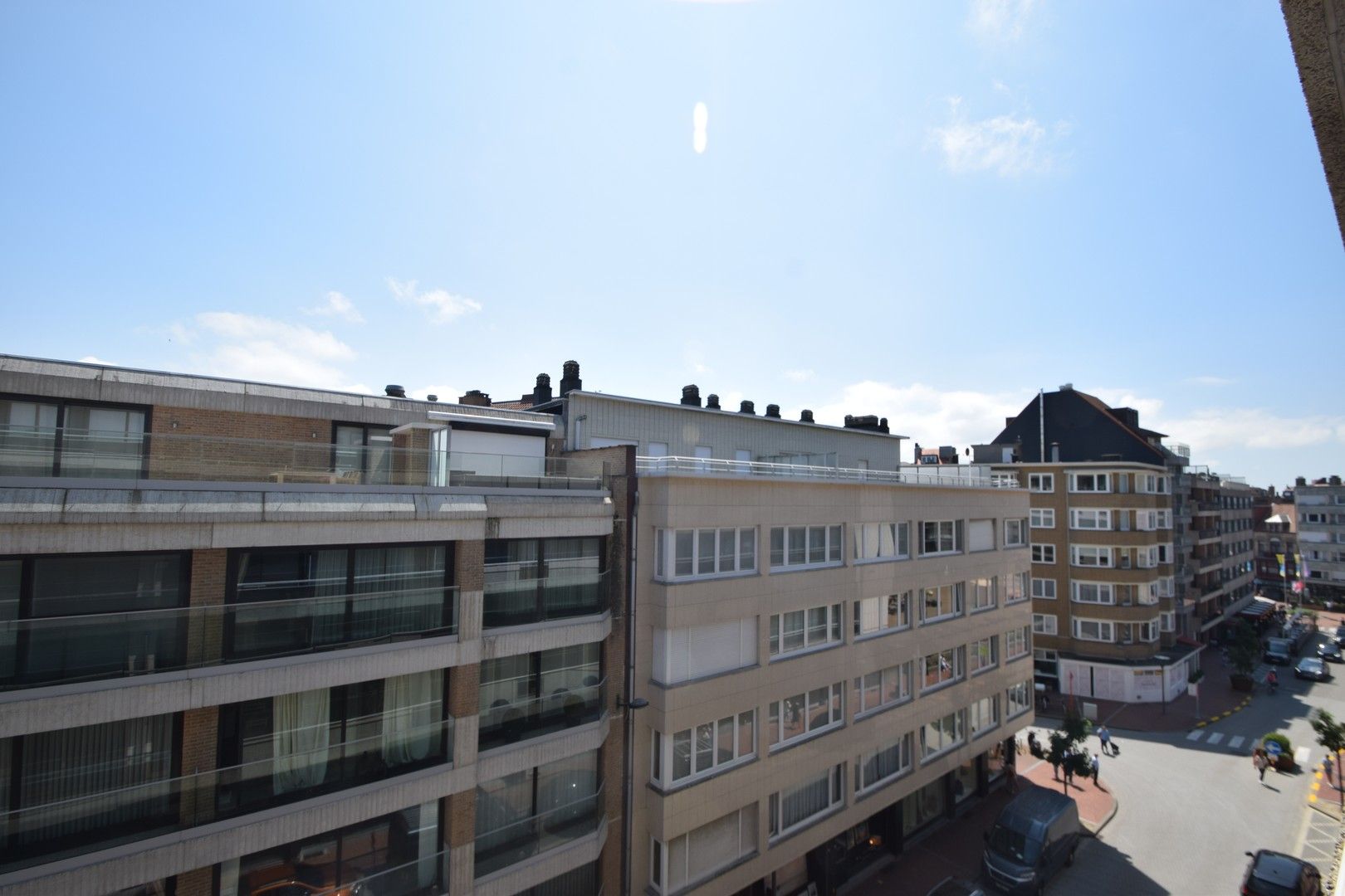 Prachtig afgewerkt, gemeubeld twee slaapkamer appartement heel goed gelegen op de Kustlaan foto 2