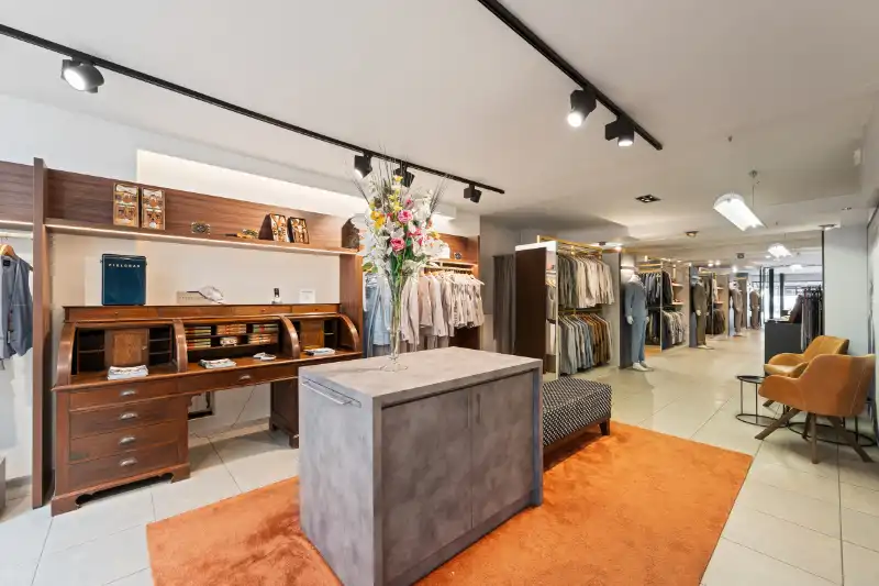 Exclusieve handelsopportuniteit op topligging in Roeselare ROESELARE – NOORDSTRAAT | RUIME HANDELSZAAK VAN >450 M² + ATELIER EN EXTRA RUIMTES foto 2