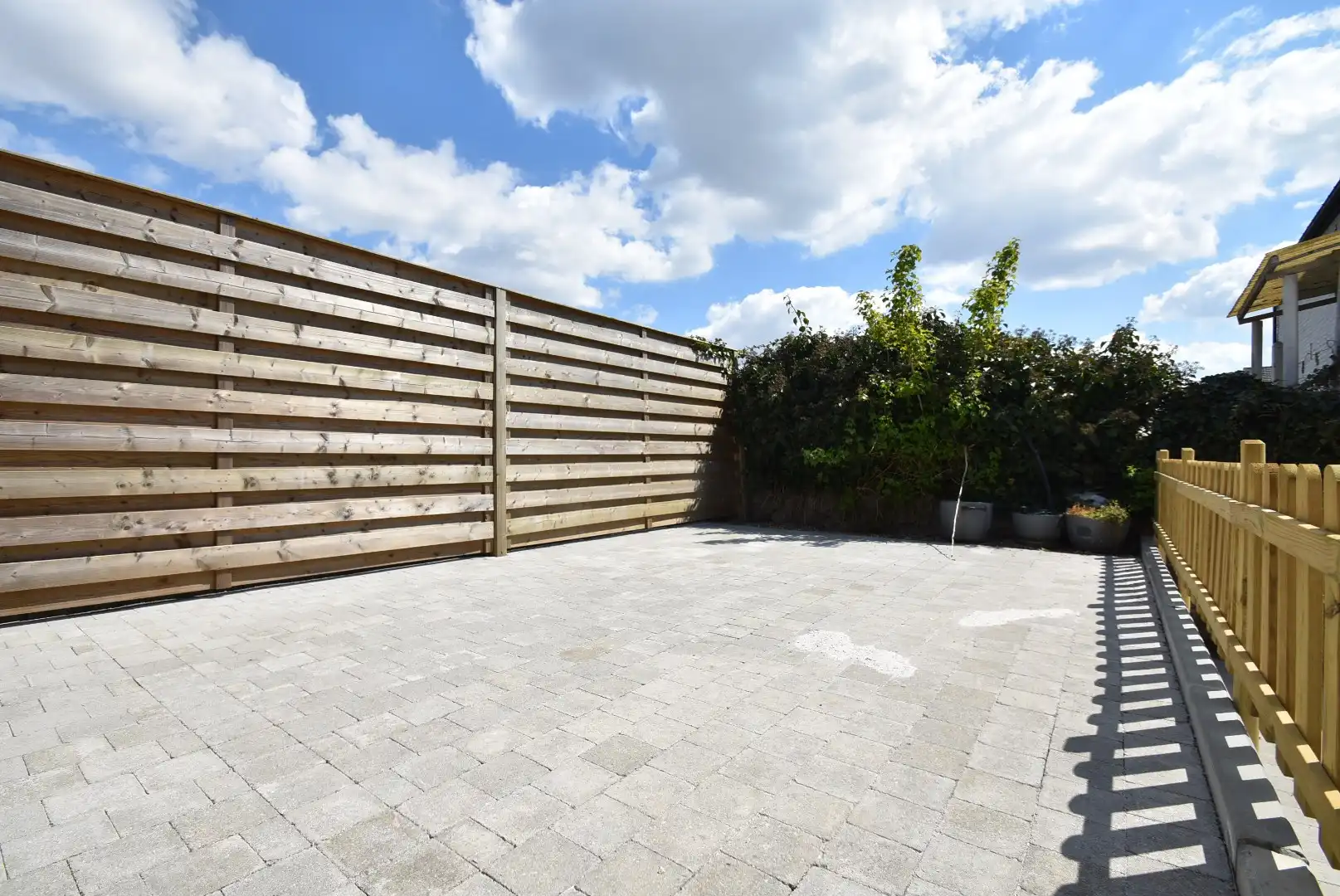 Fris en luchtig gerenoveerde woning met drie slaapkamers, terras, en garage, inbegrepen de stroom via zonnepalen.  foto 29